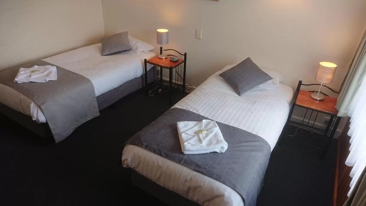 Bed in Mt Lyell Motor Inn