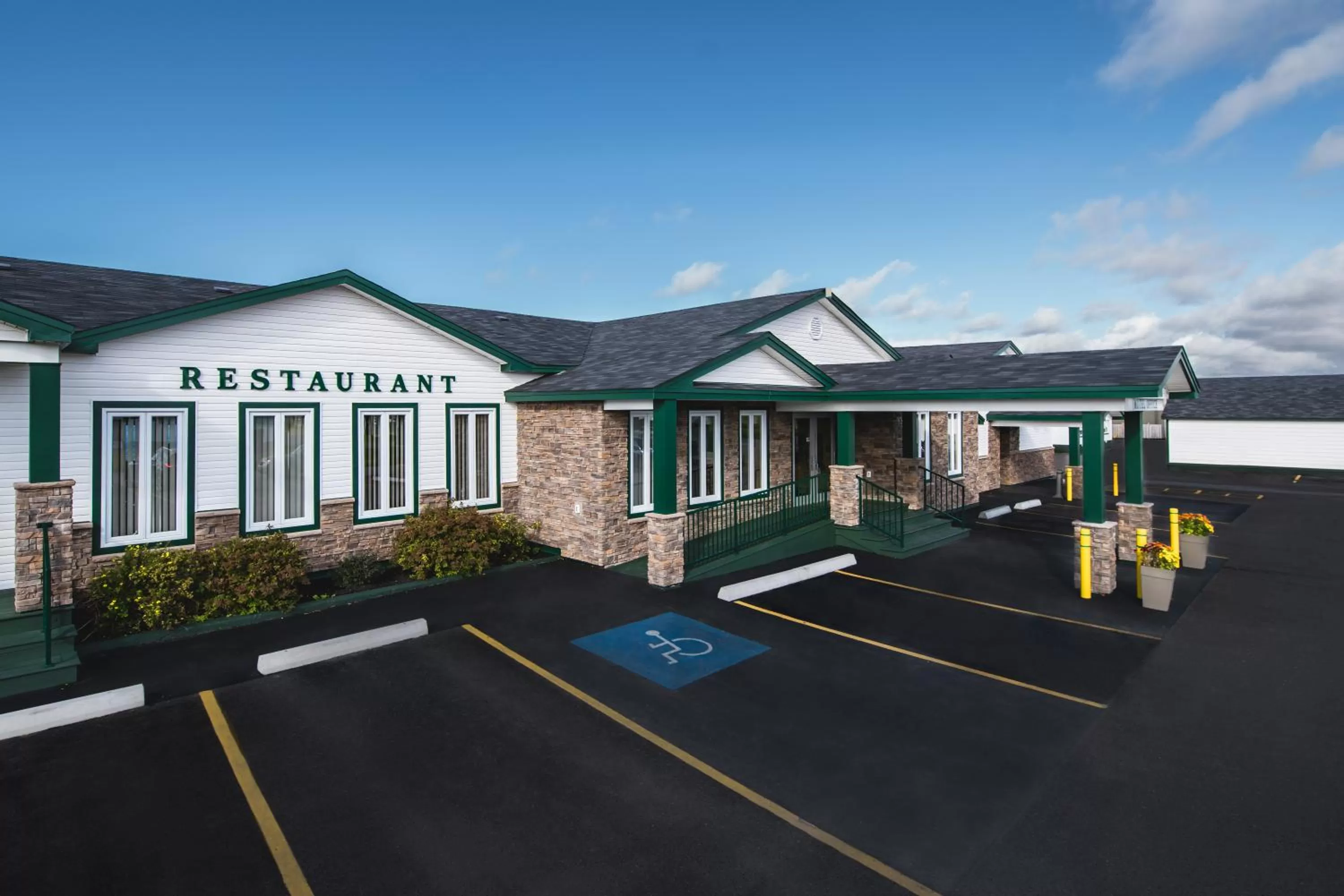 Facade/entrance in Shallow Bay Motel & Cabins Conference Centre