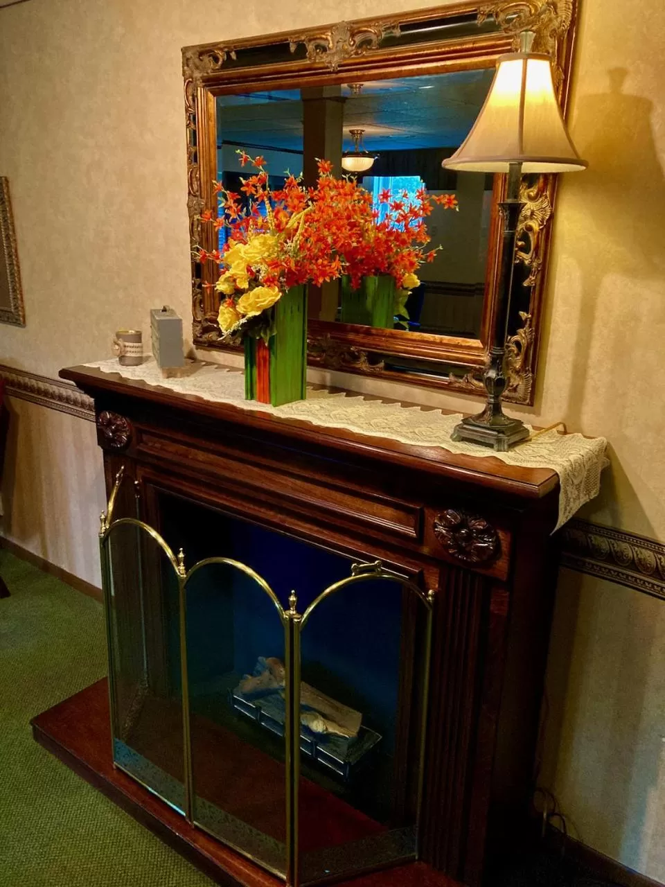 Communal lounge/ TV room, TV/Entertainment Center in Garden Grove Retreat & Lodging near Pictured Rocks, Fayette, Trails