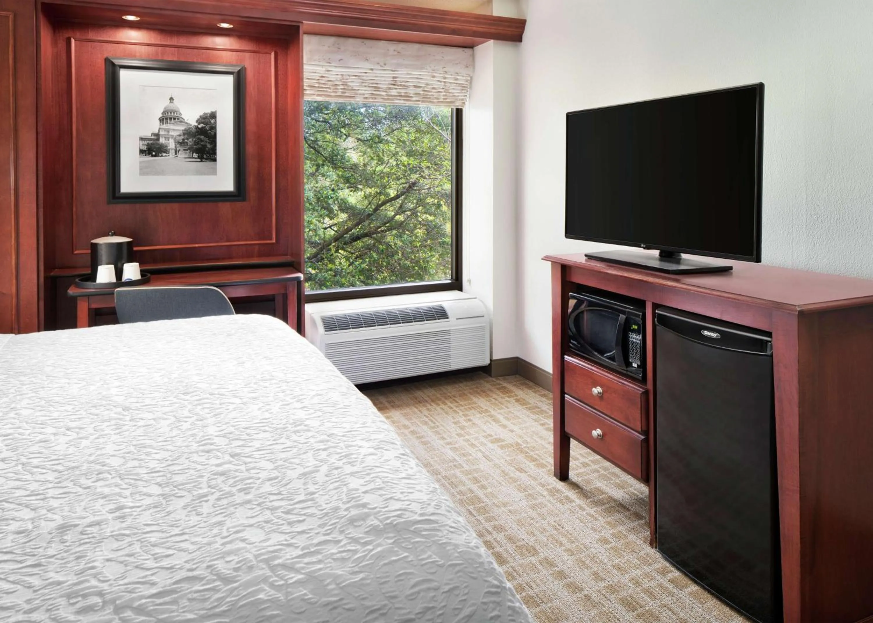 Bedroom, Bed in Hampton Inn Austin North