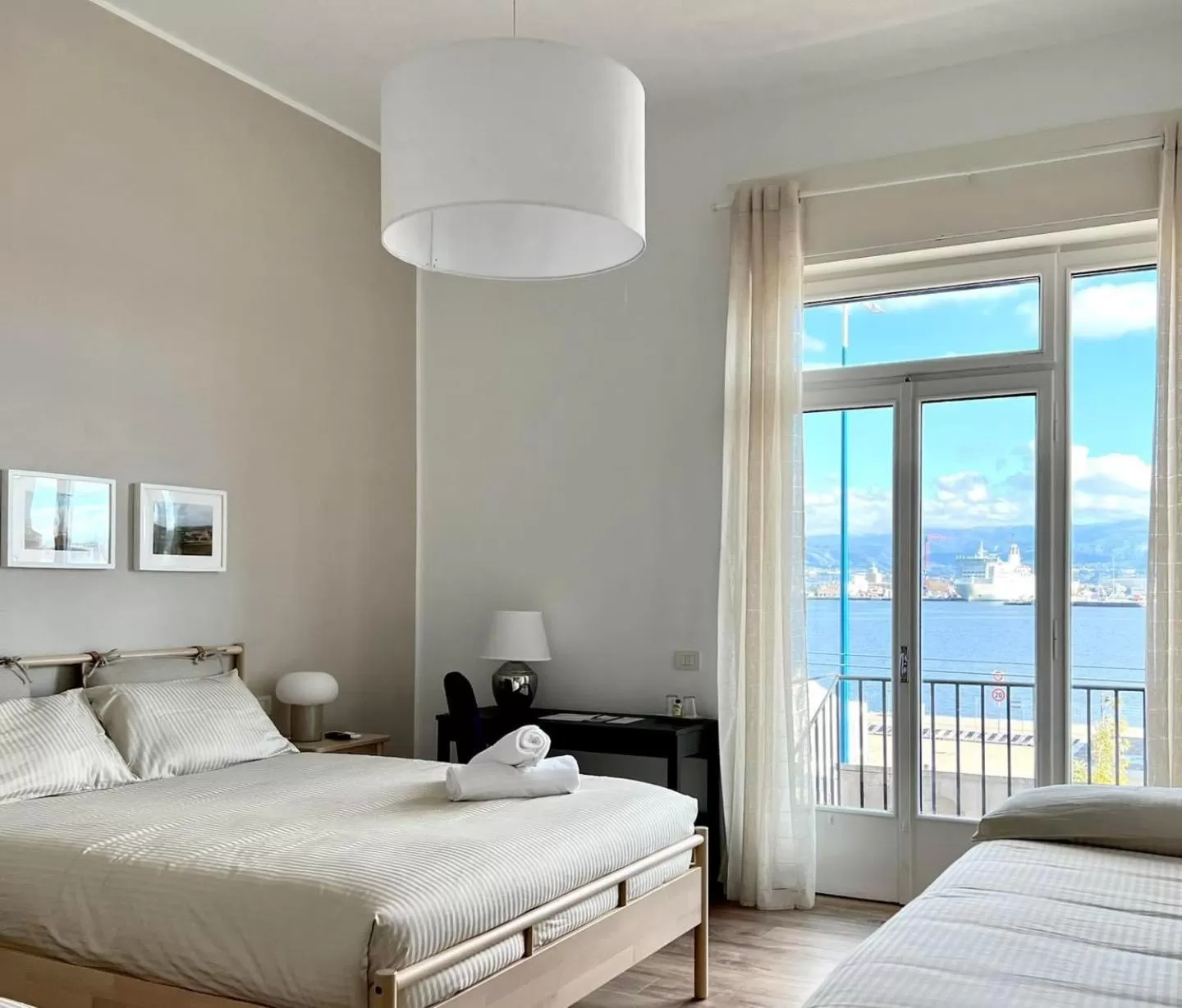 Bedroom, Bed in Garibaldi R&B