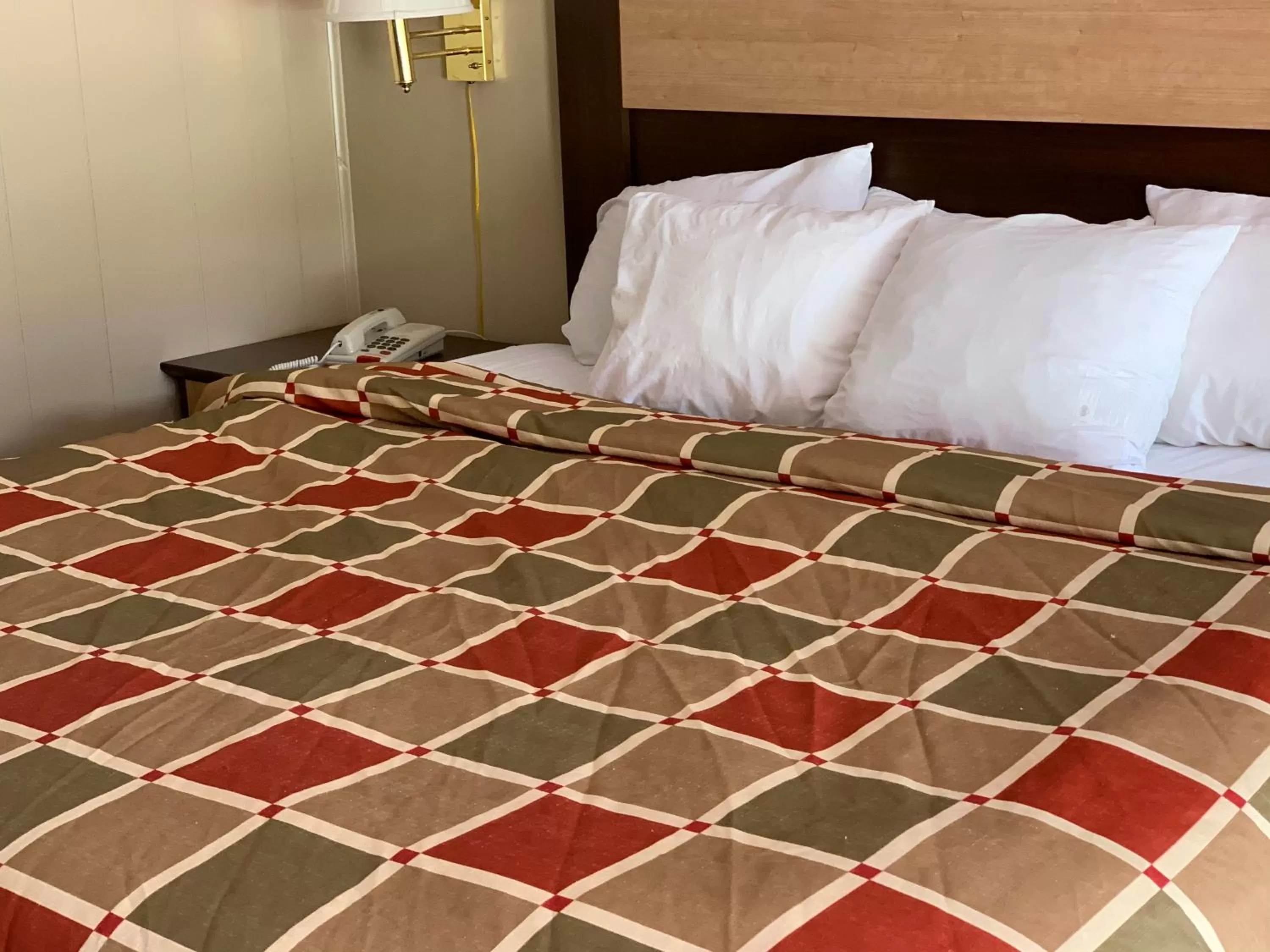 Bedroom, Bed in Travelowes Motel - Maggie Valley