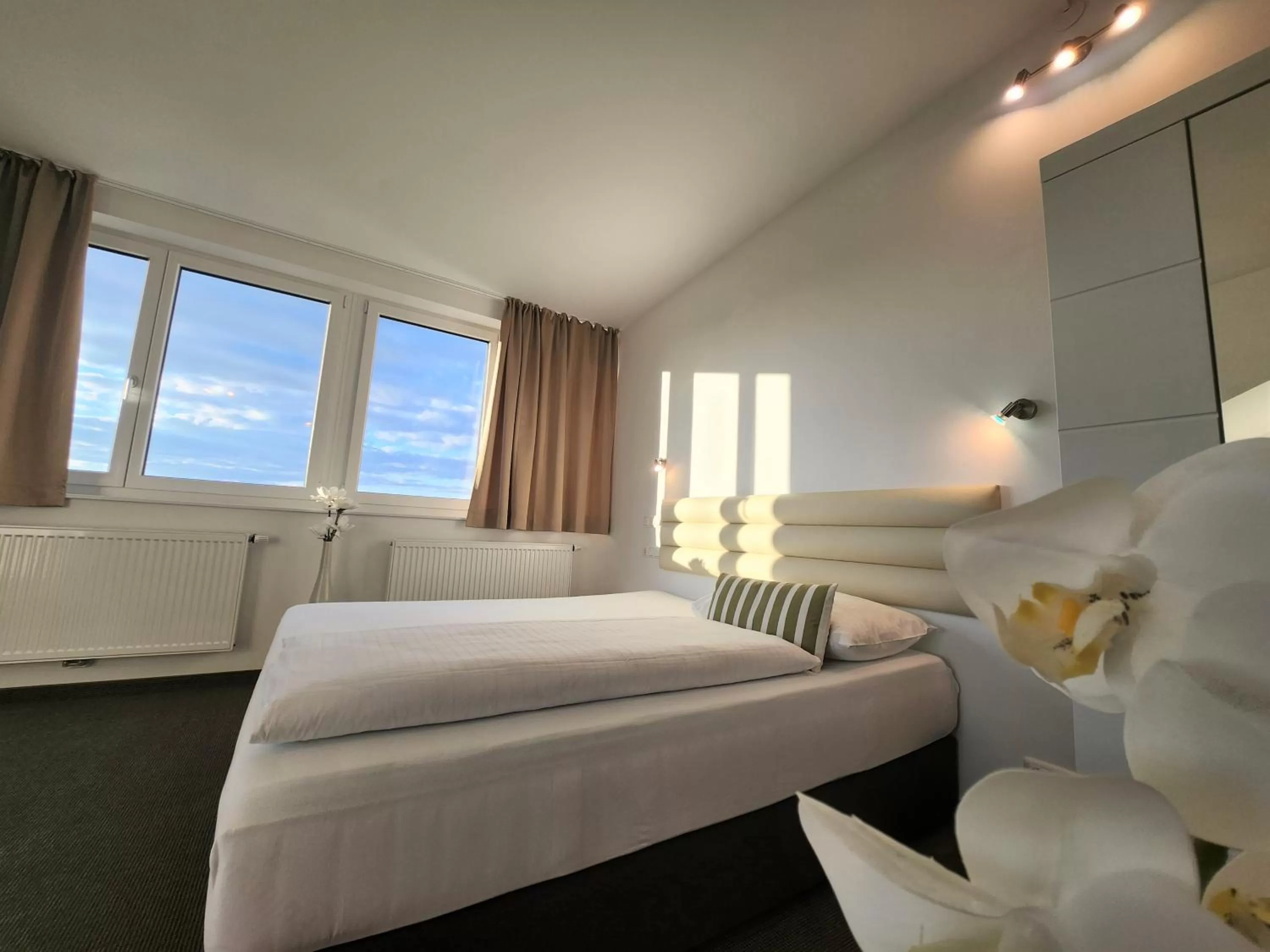 Living room, Bed in Hotel Michael