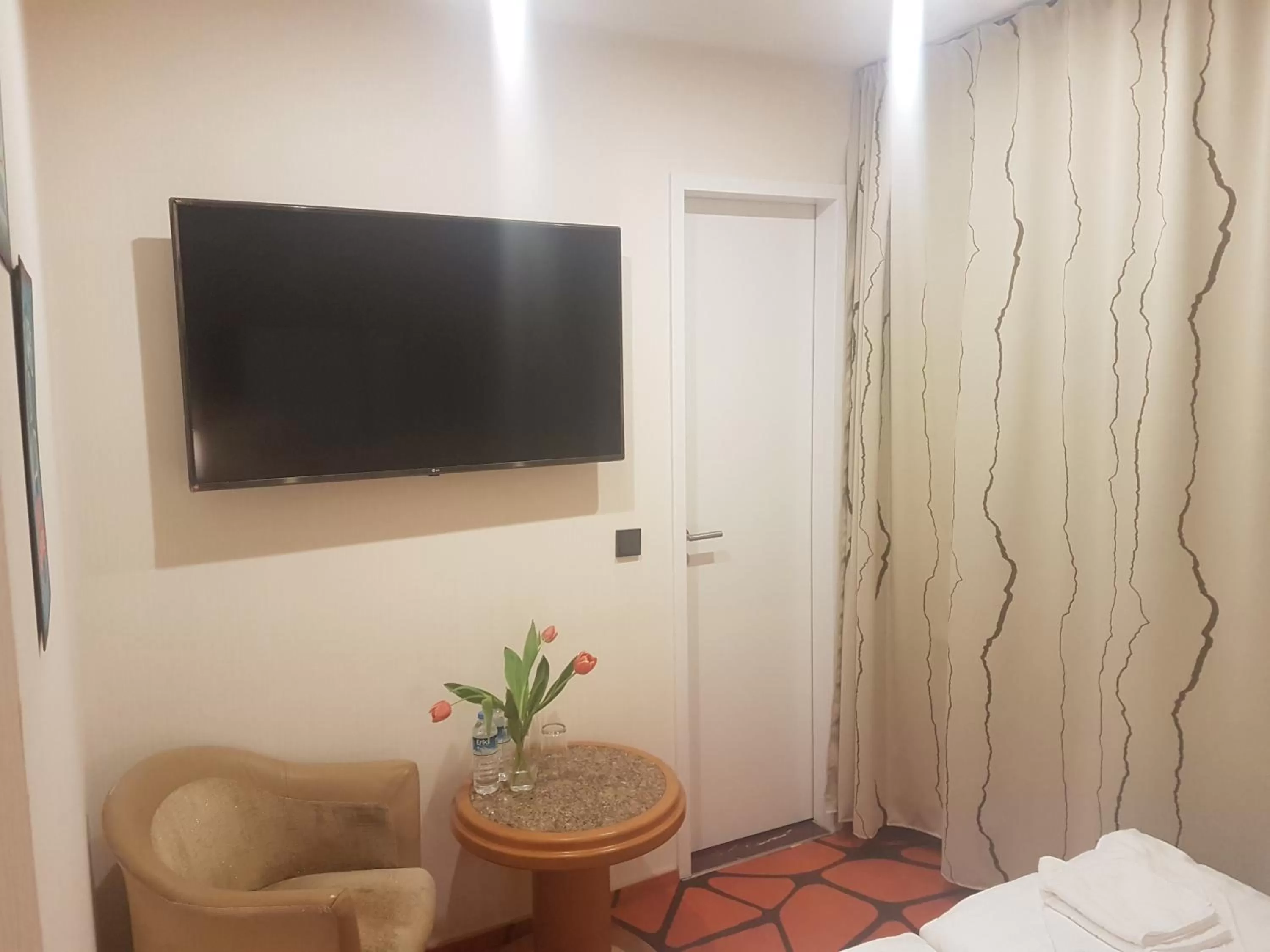 TV and multimedia, Bed in Elbgalerie Hotel