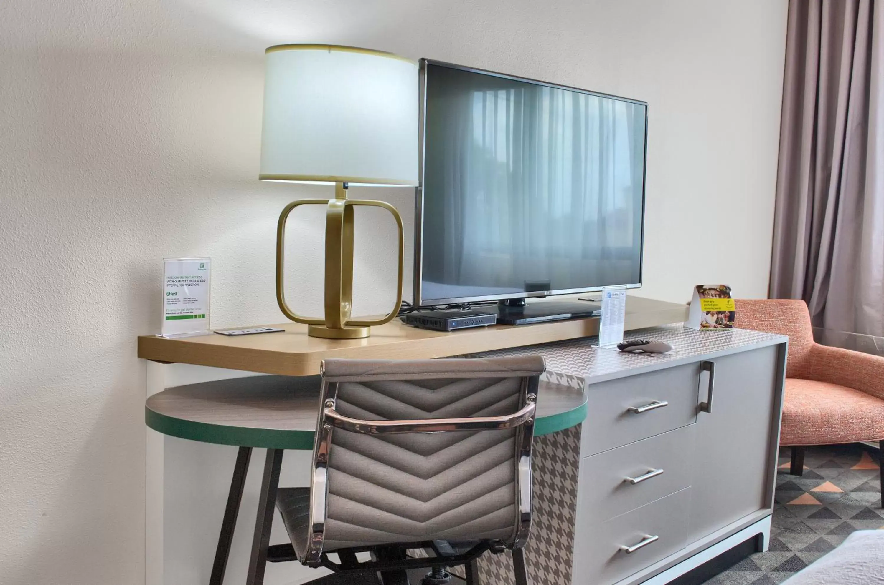 Standard King Room in Holiday Inn Mobile West I-10 by IHG Standard King Room in Holiday Inn Mobile West I-10 by IHG