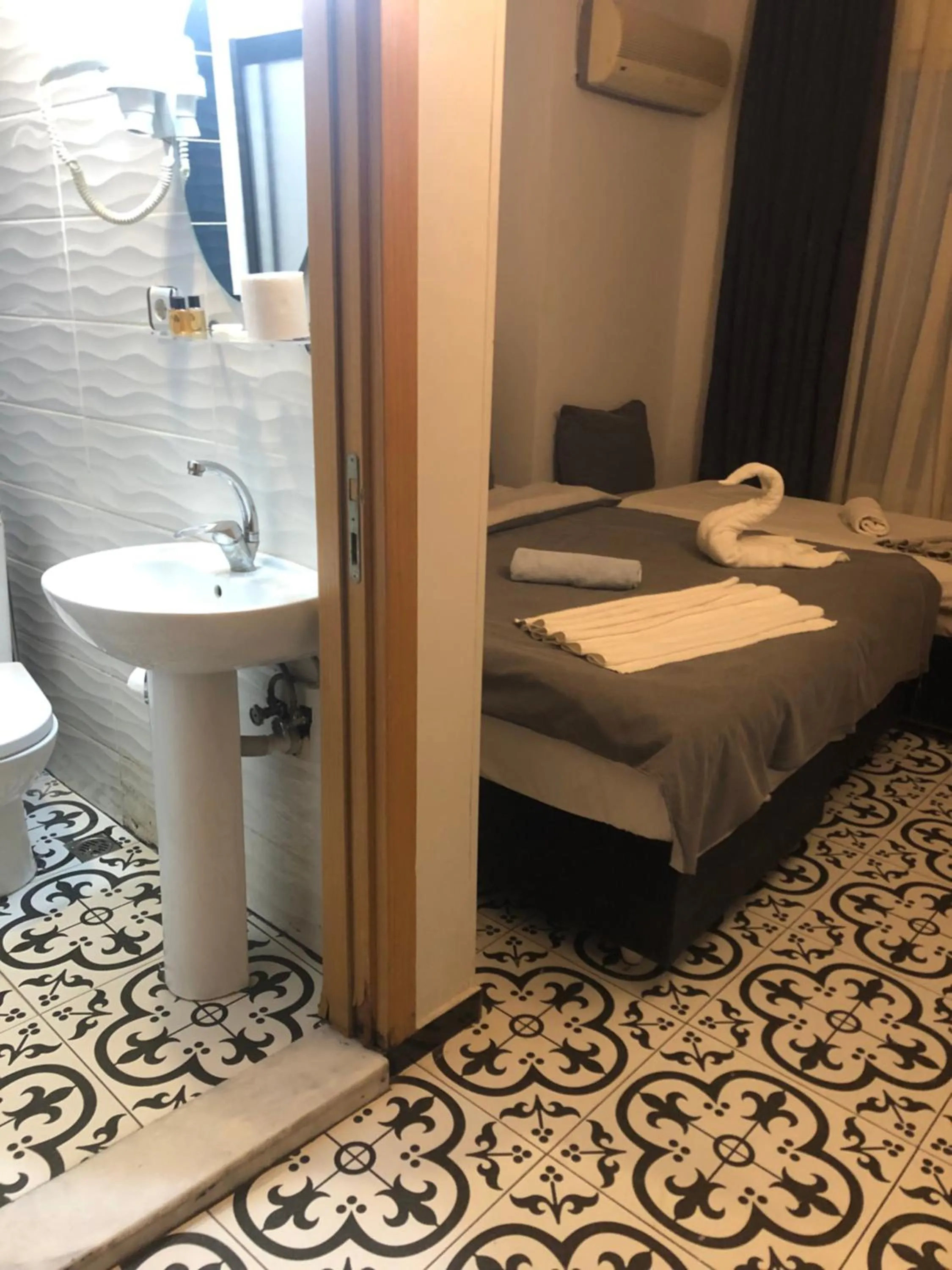 Shower, Bed in Reydel Hotel