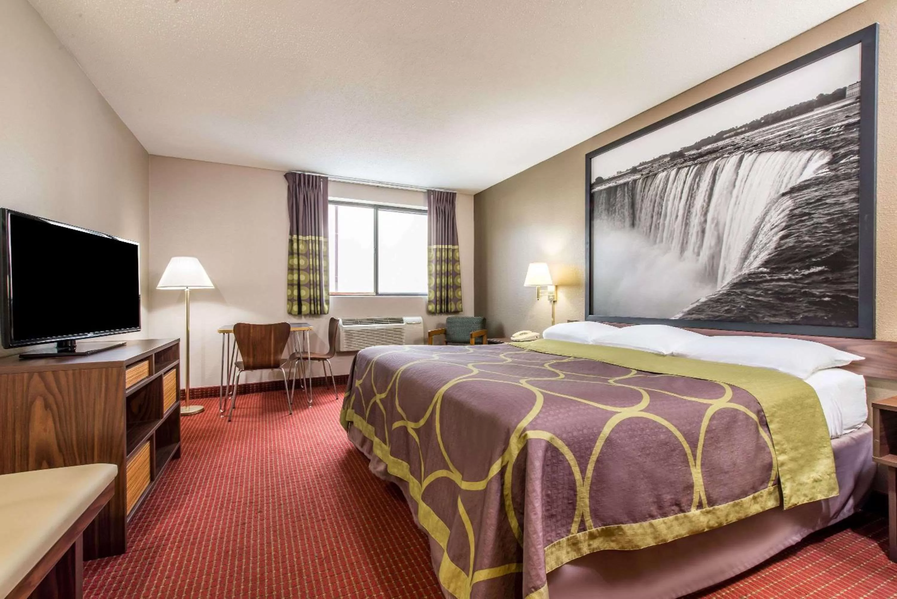 Photo of the whole room, Bed in Super 8 by Wyndham Niagara Falls