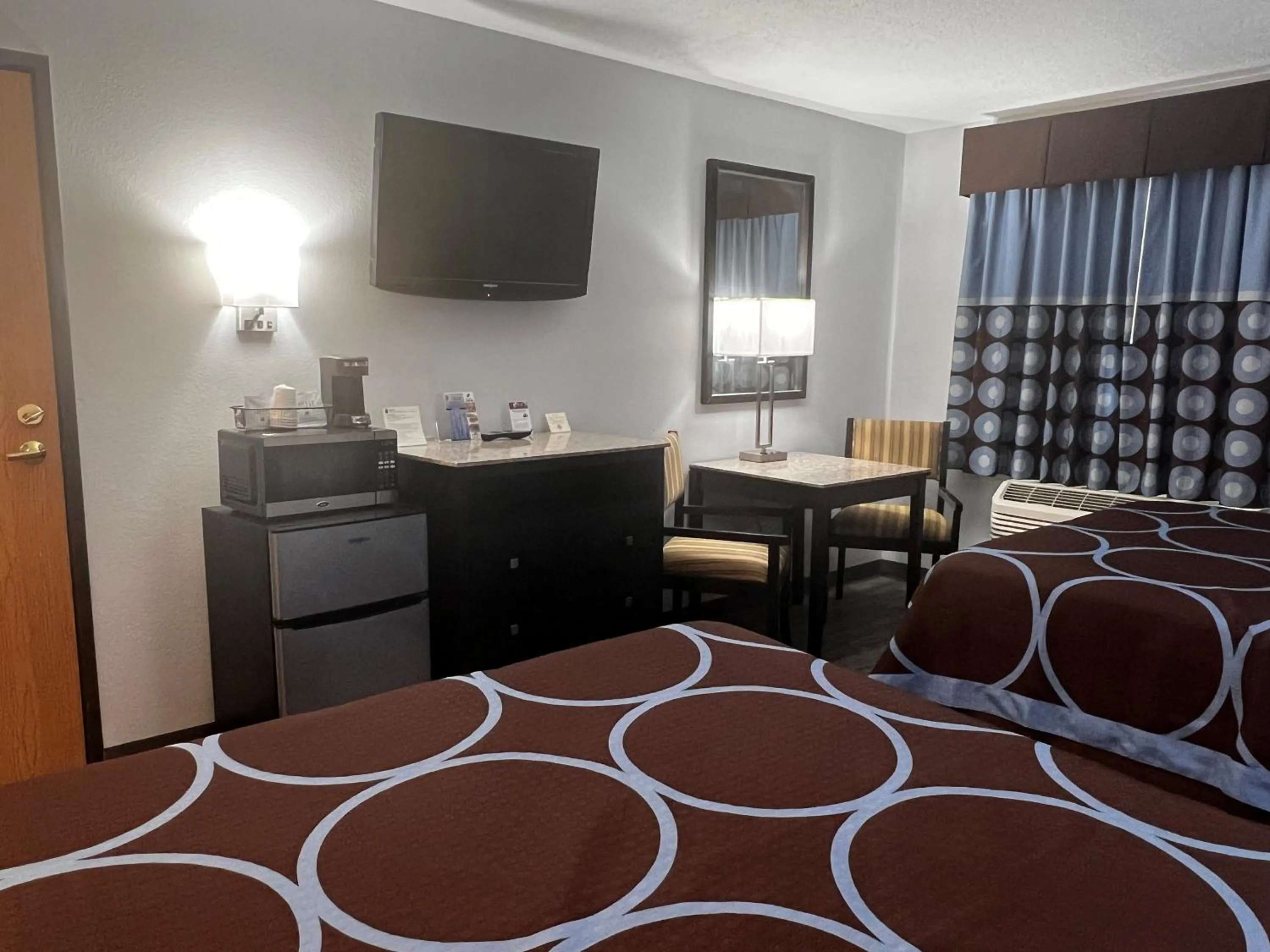 TV and multimedia, Bed in Super 8 by Wyndham Cleveland TX