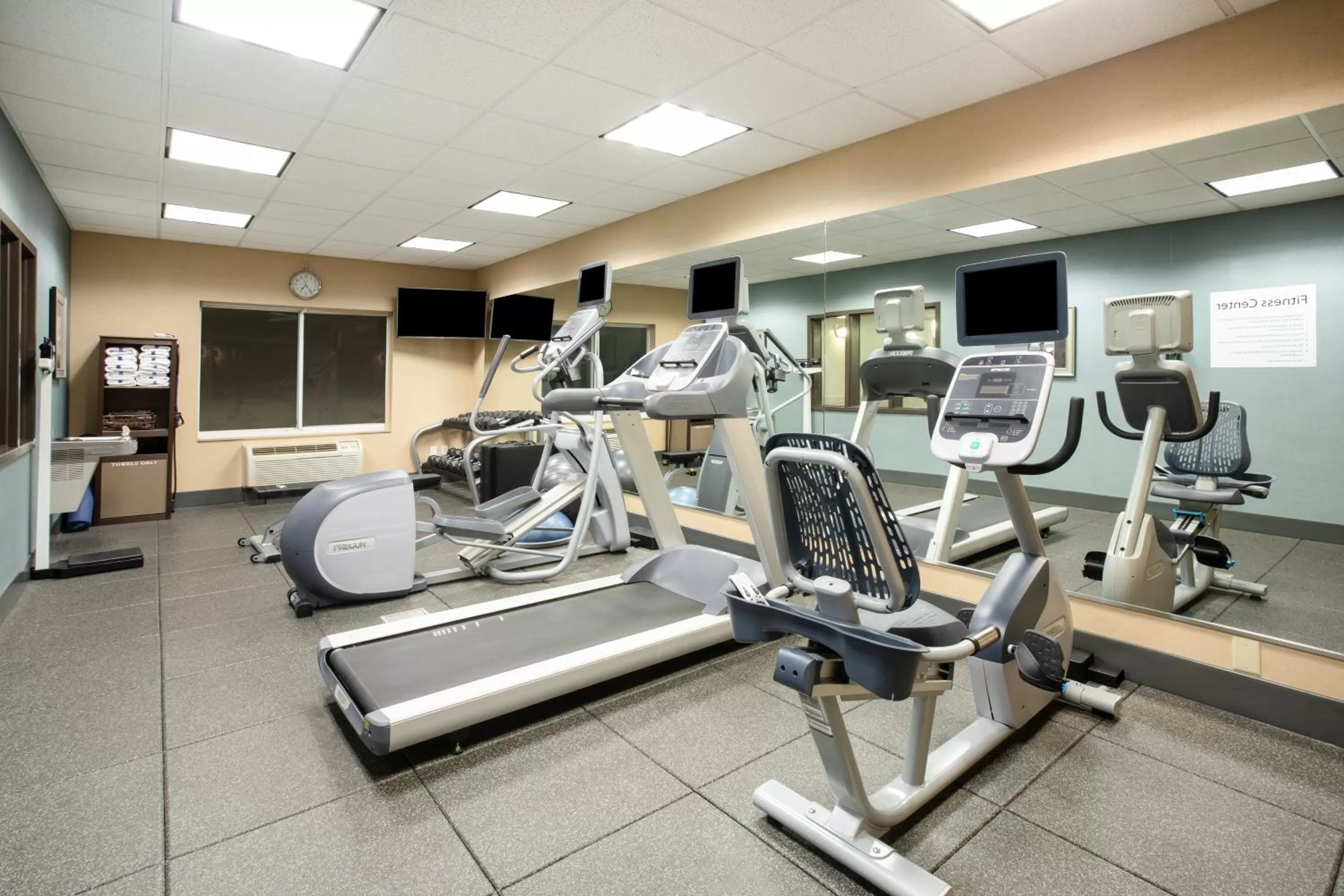 Fitness centre/facilities in Holiday Inn Express & Suites Yankton by IHG