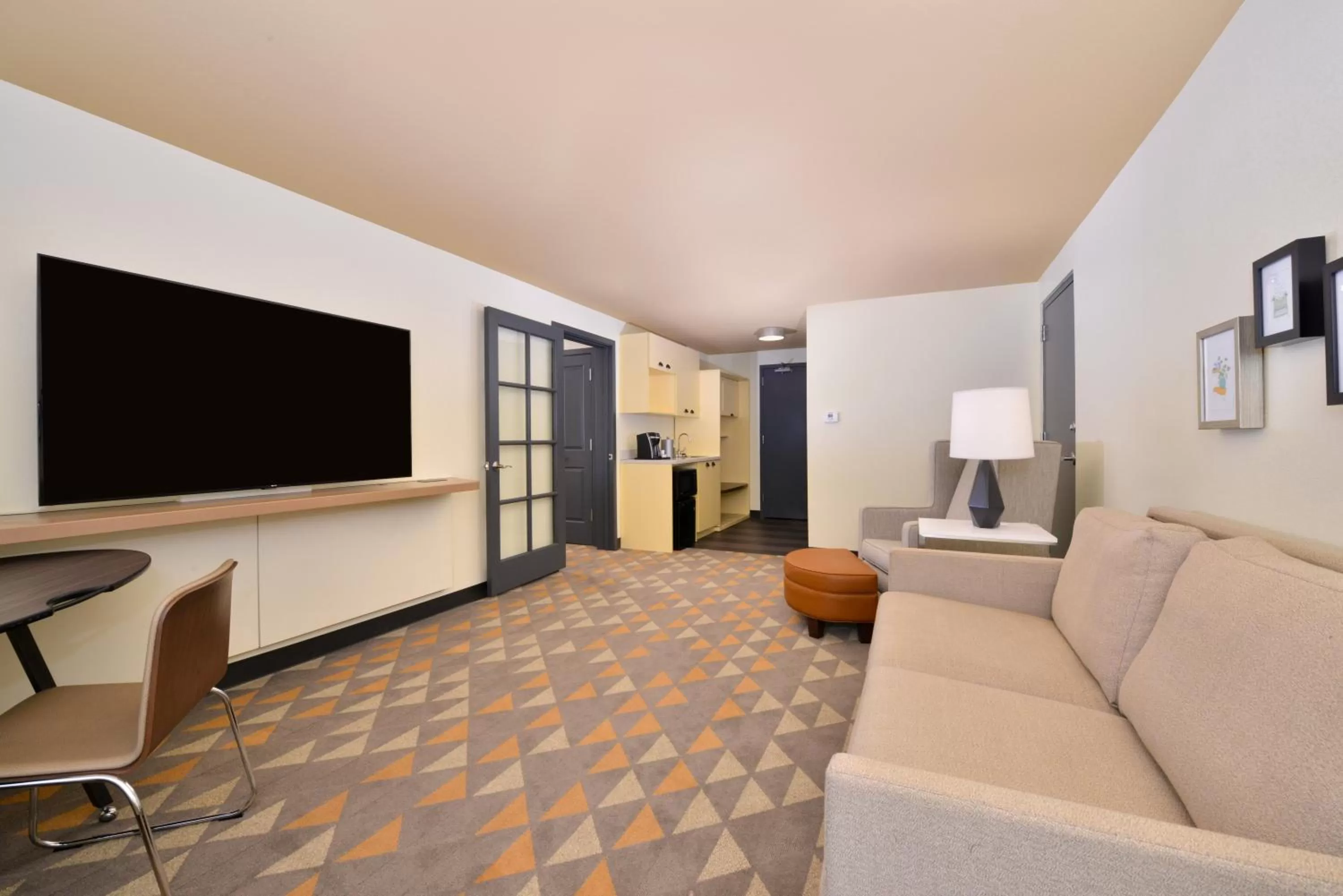 Photo of the whole room in Holiday Inn Kansas City Airport by IHG