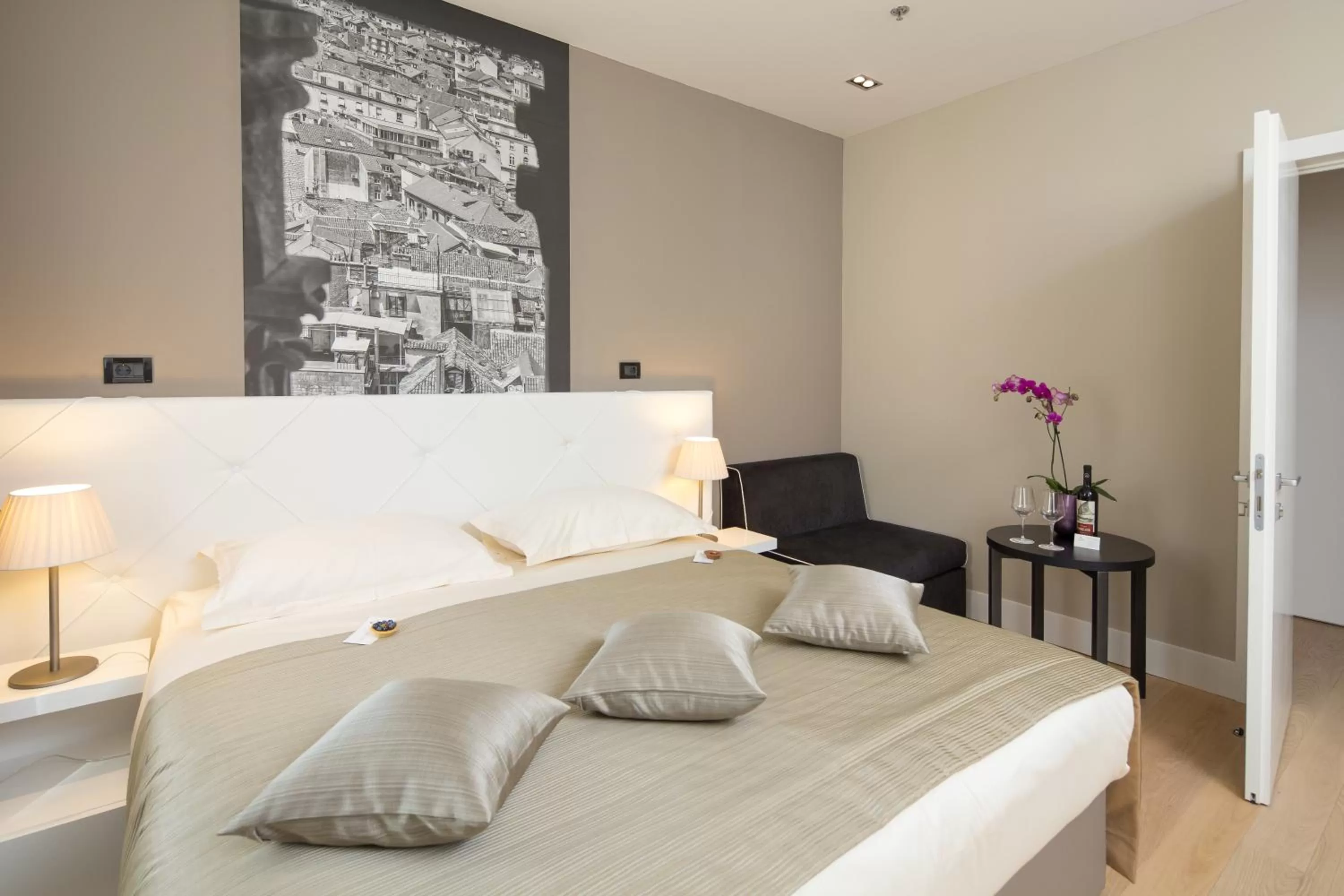 Bed in Cornaro Hotel