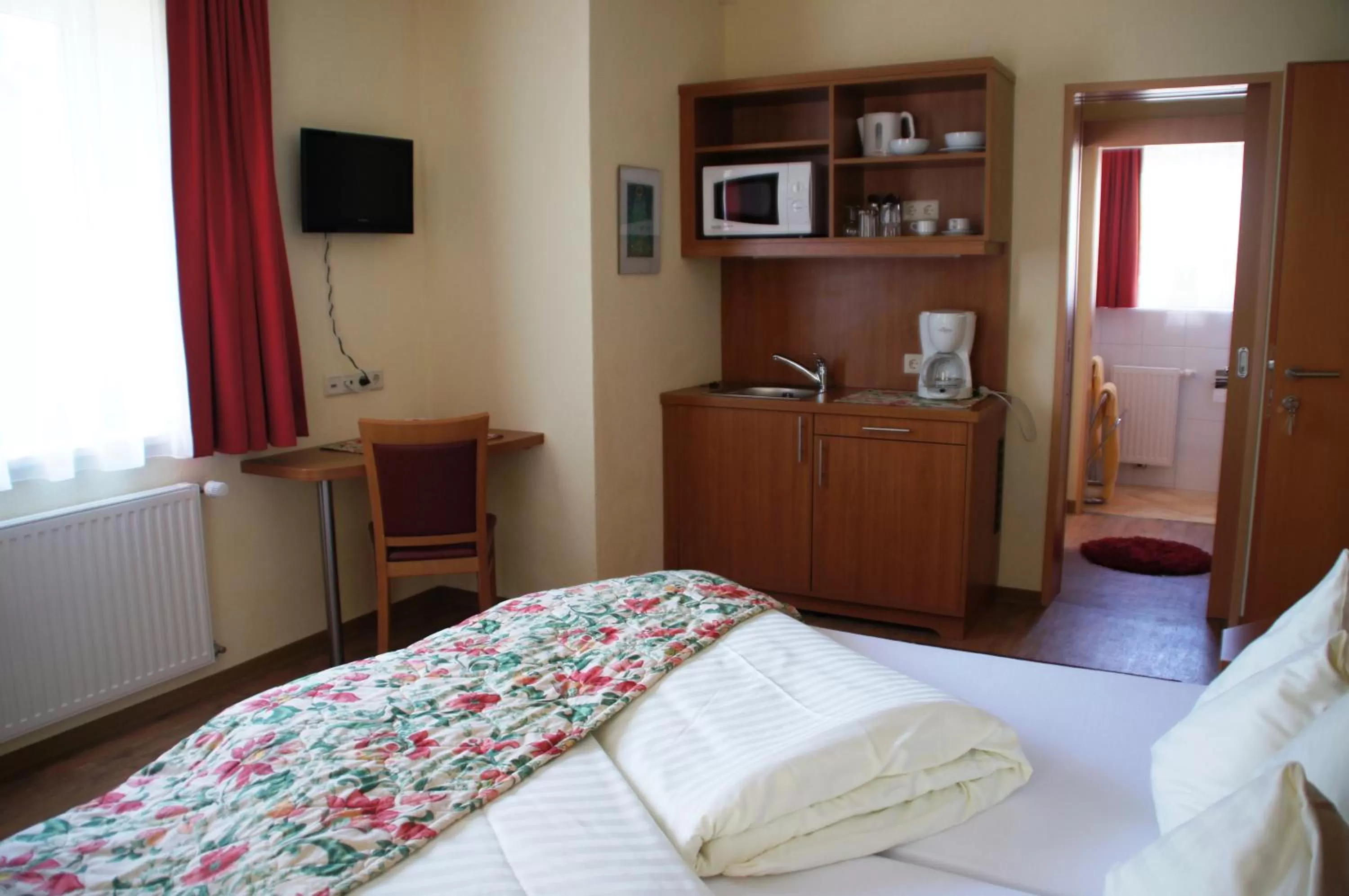 Bed in Mountain Motel