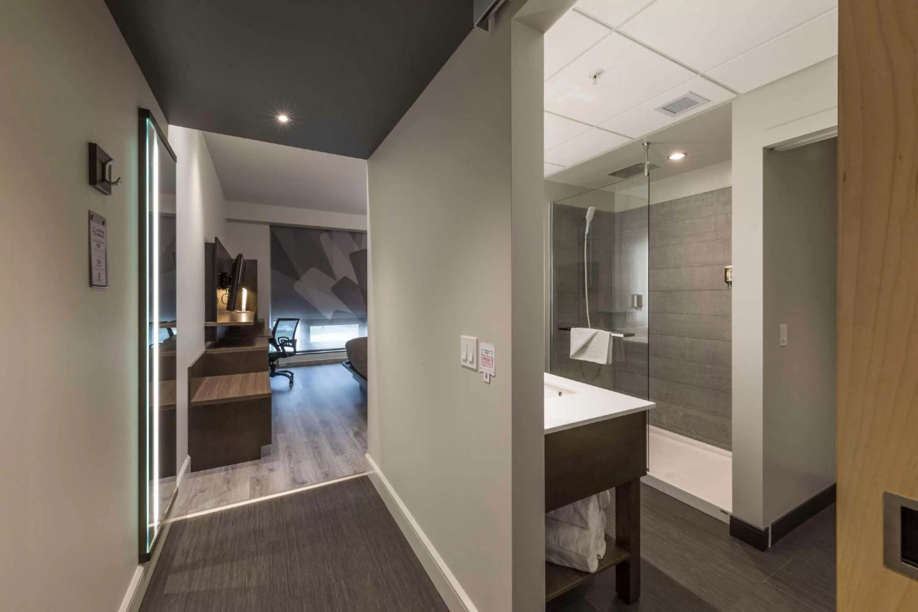 Bed in Hôtel & Suites Normandin Lévis