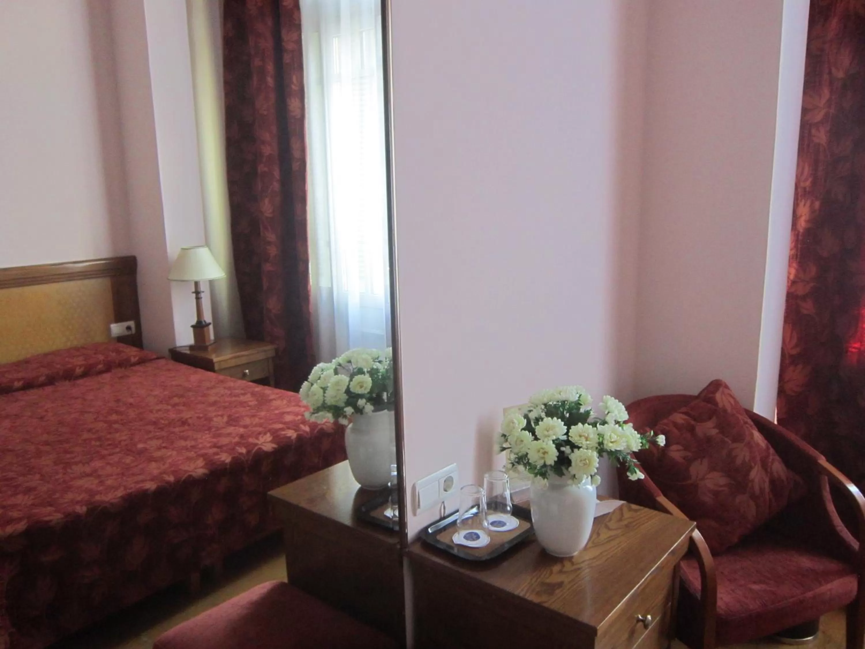 Photo of the whole room, Bed in Minerva Premier Hotel