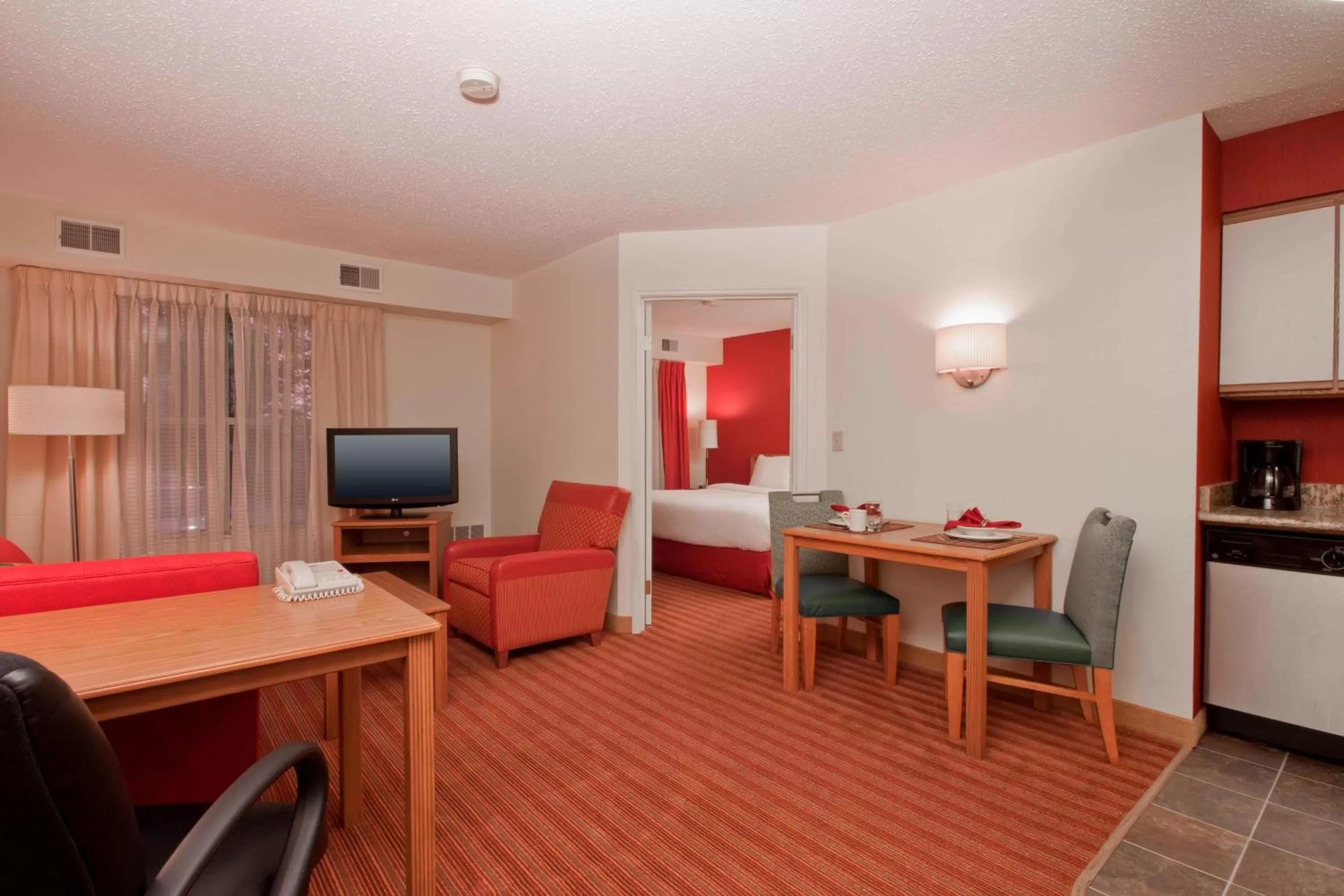 One-Bedroom King Suite with Sofa Bed and Adapted Tub - Mobility and Hearing Accessible in Residence Inn by Marriott Davenport