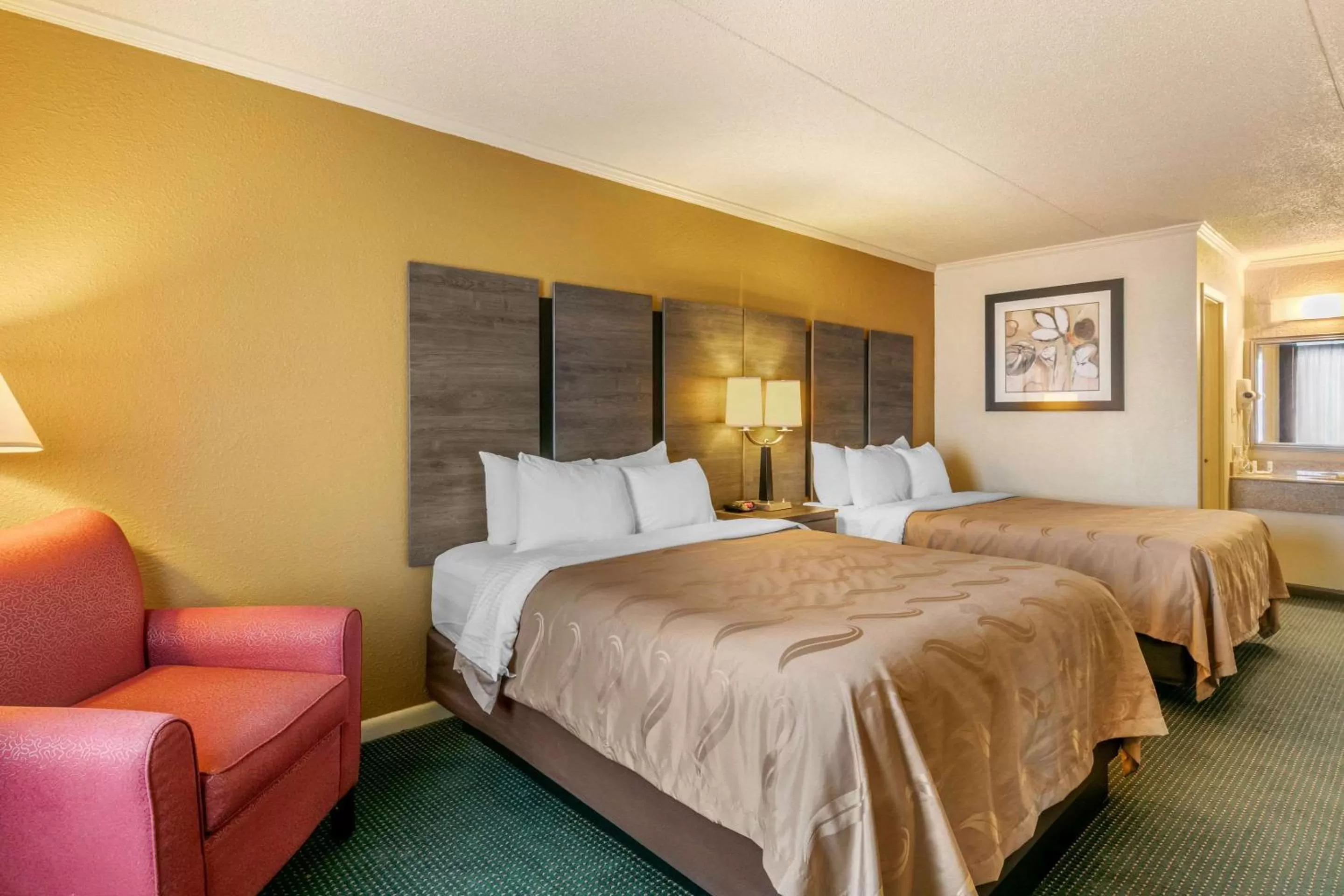 Photo of the whole room, Bed in Quality Inn Manchester near Arnold AFB