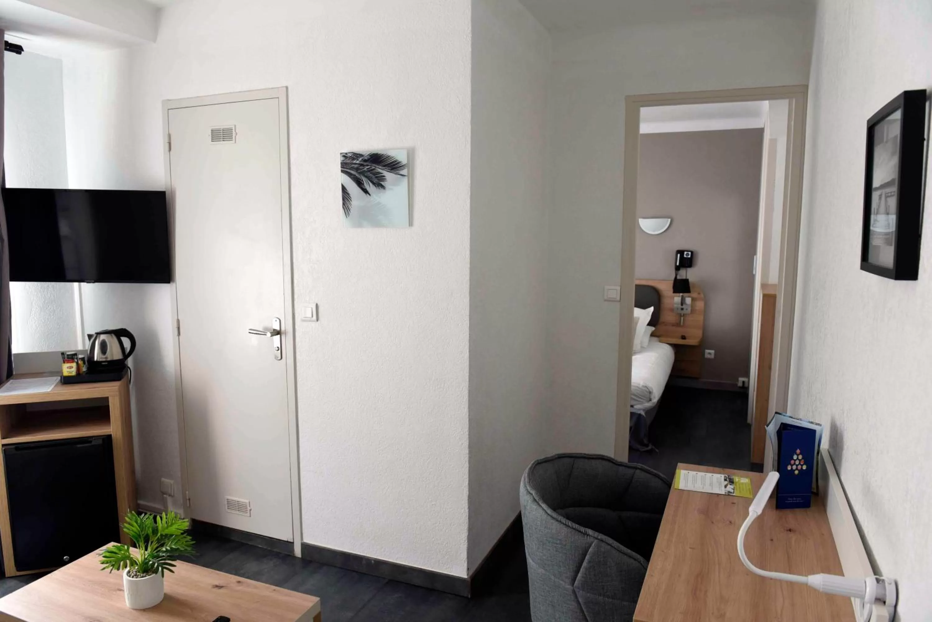 Communal lounge/ TV room in Azur Hôtel