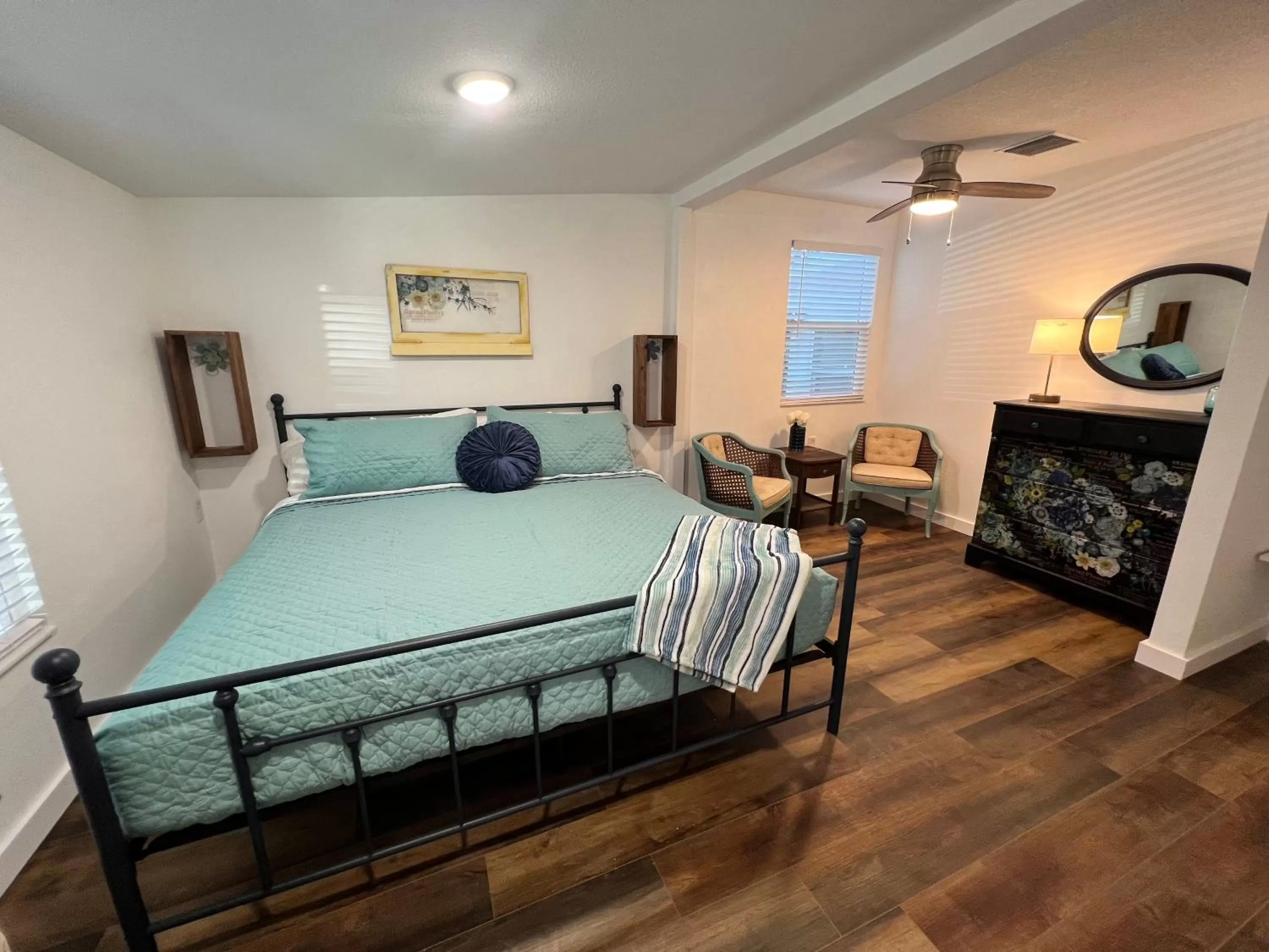 Bedroom, Bed in Nature Coast Inn & Cottages