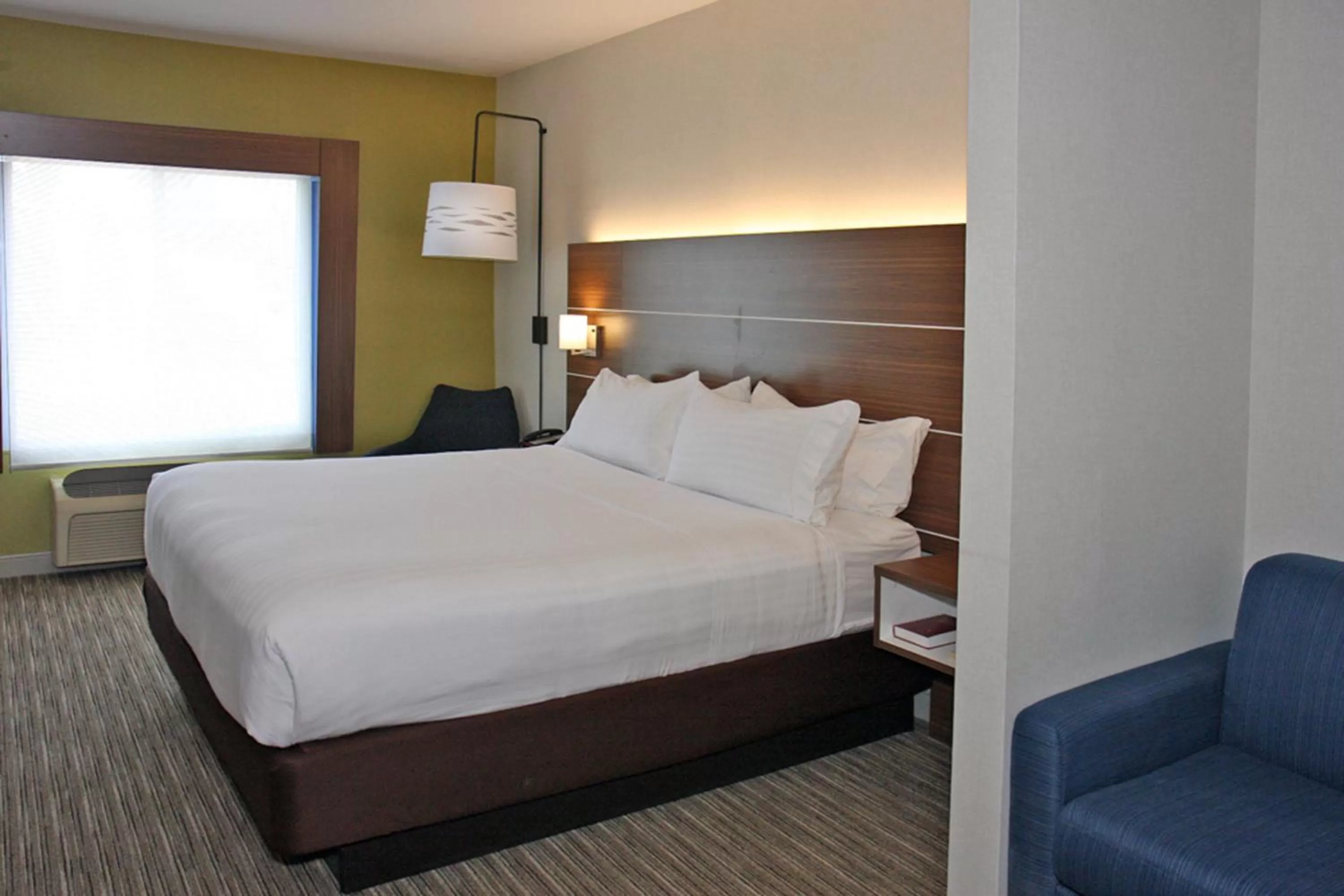 Photo of the whole room, Bed in Holiday Inn Express Branford-New Haven by IHG