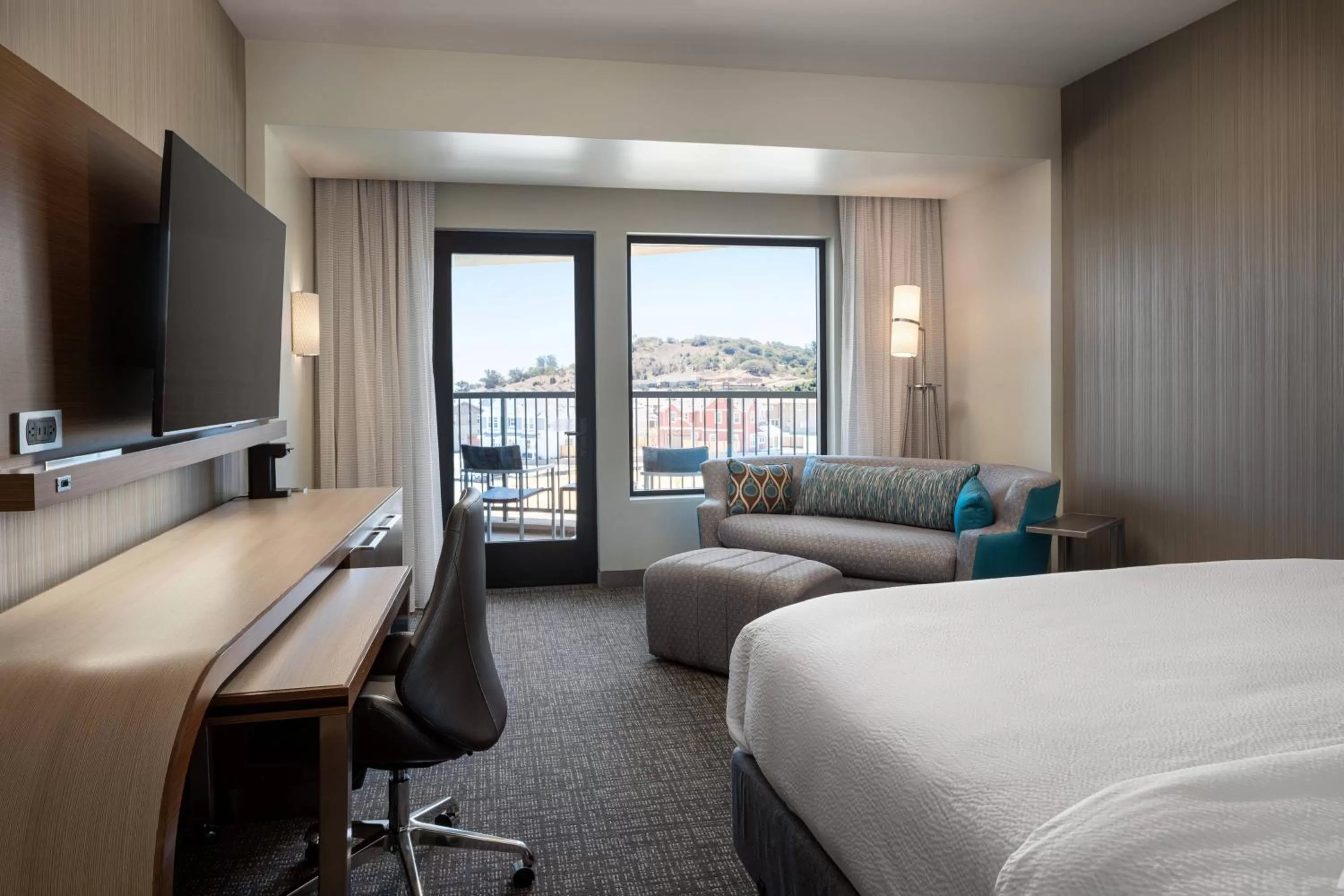 Photo of the whole room, Bed in Courtyard by Marriott Petaluma Sonoma County