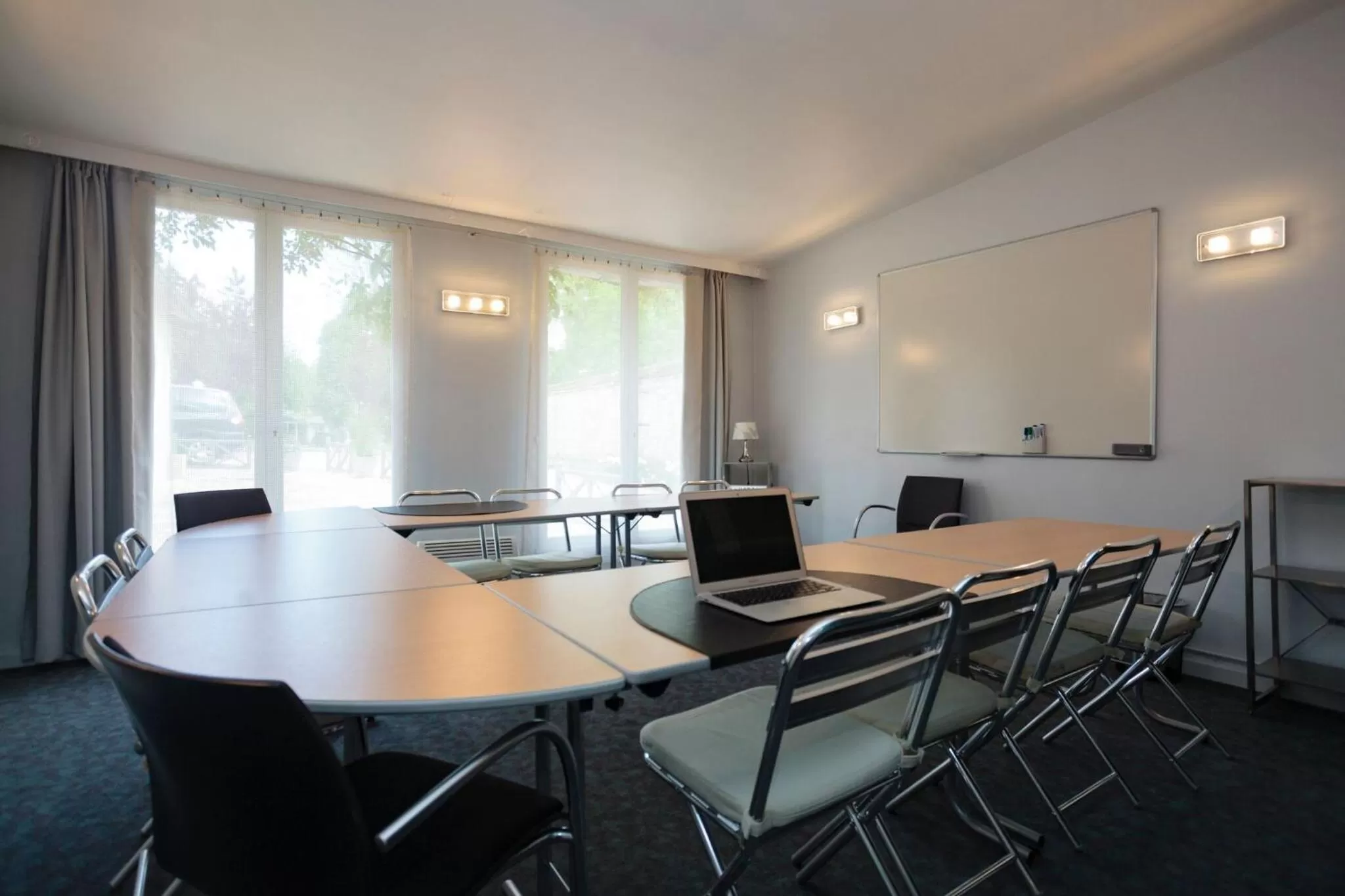 Meeting/conference room in The Originals Boutique, Hôtel Victoria, Fontainebleau
