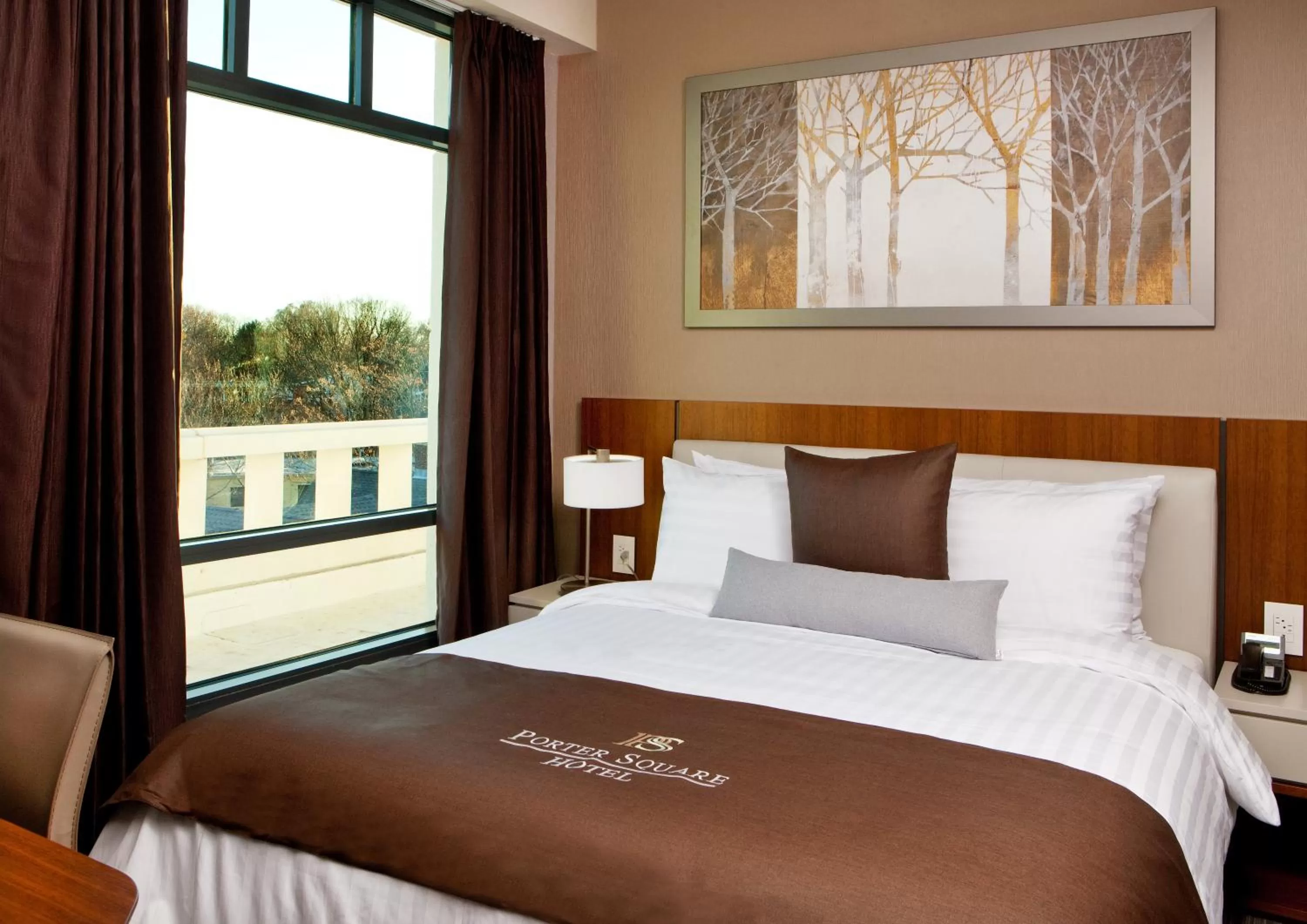 Bedroom, Bed in Porter Square Hotel