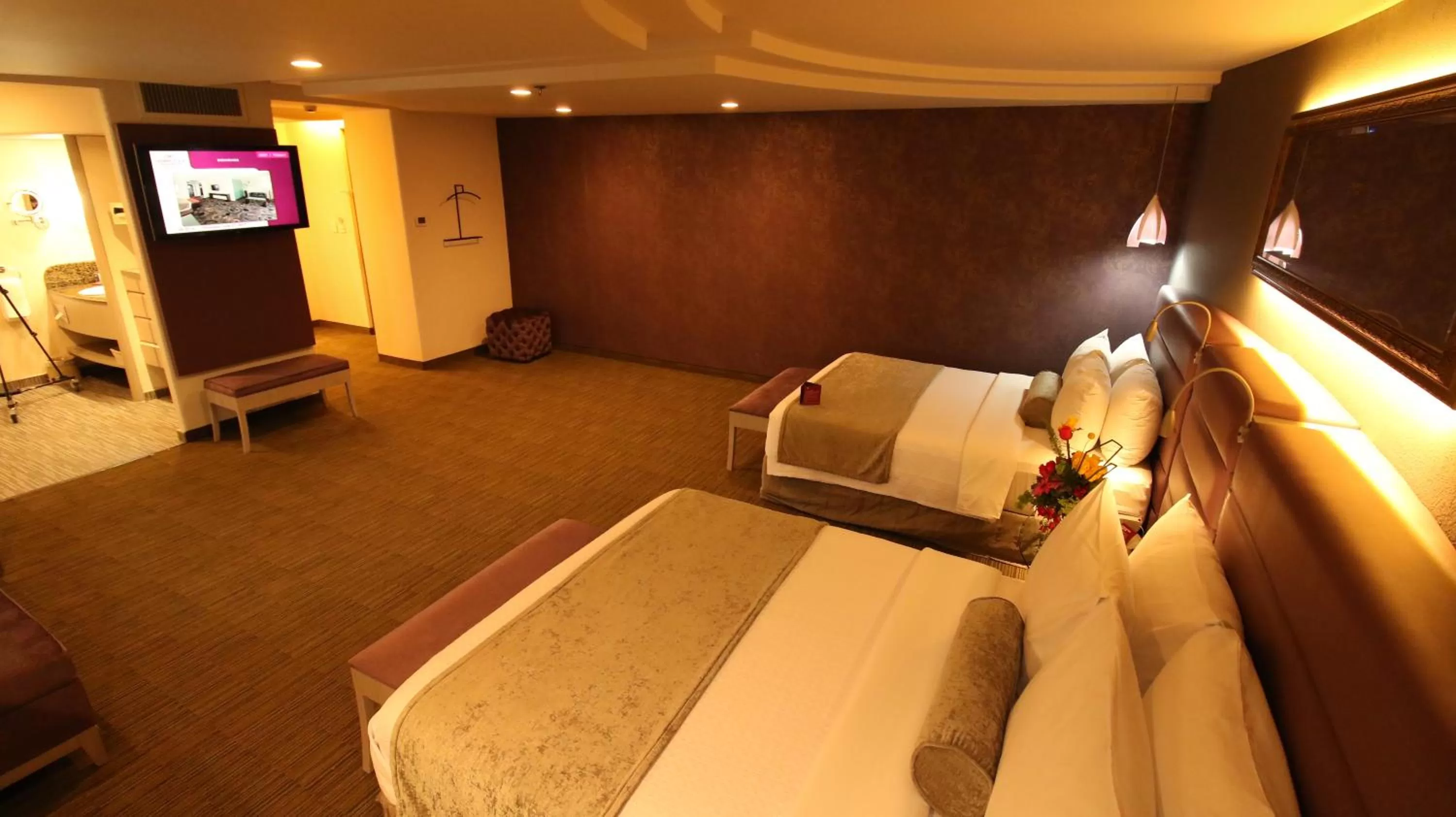 Bedroom, Bed in Crowne Plaza Toluca - Lancaster by IHG
