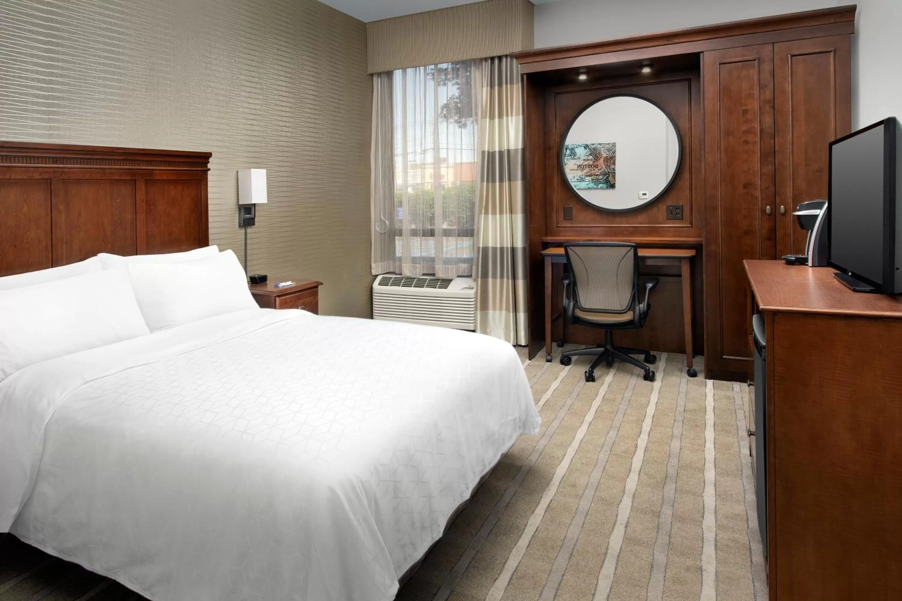 Photo of the whole room, Bed in Holiday Inn Express Boston North-Woburn by IHG