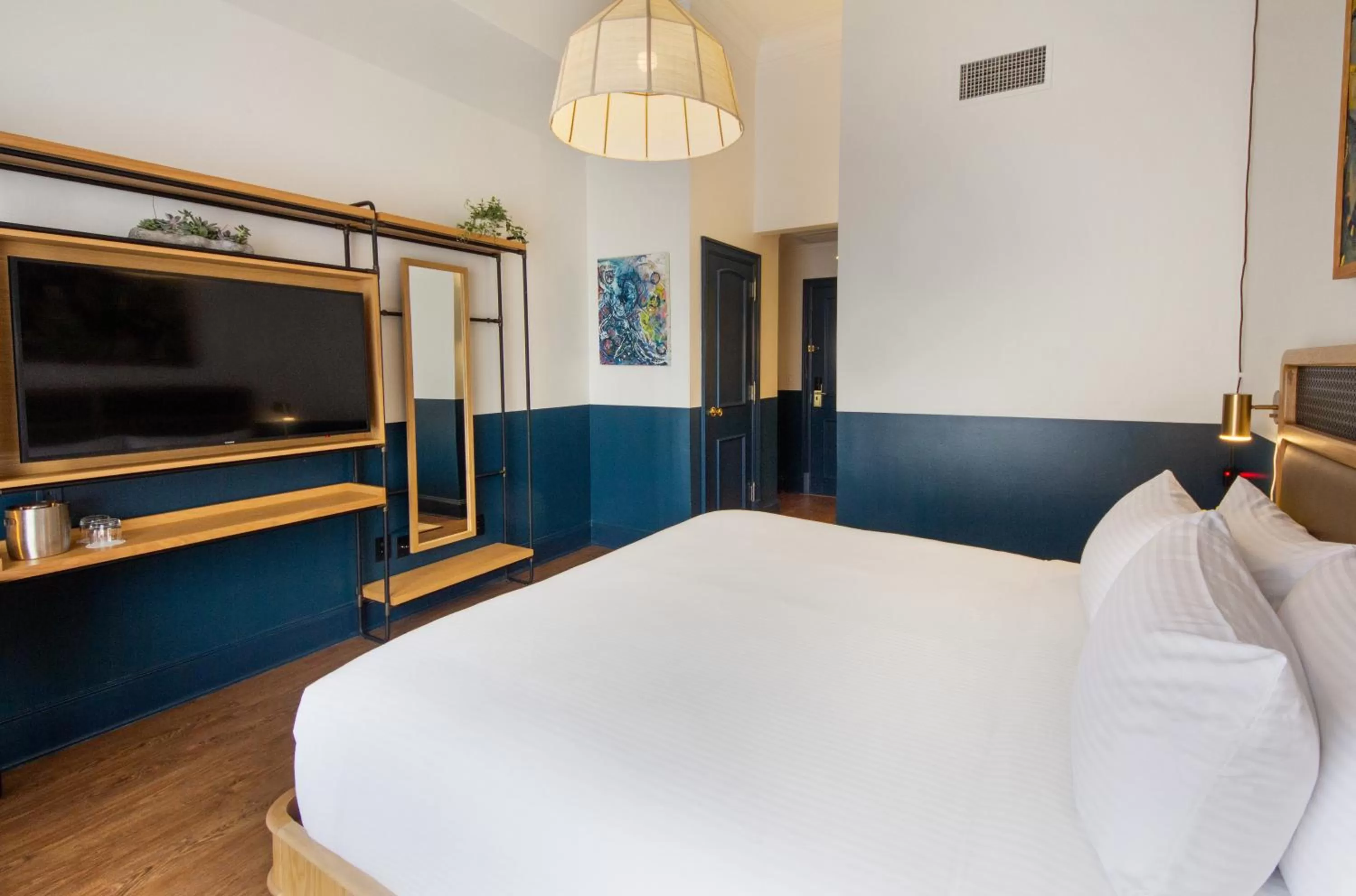 Bed in Hotel Theo New Orleans, Tapestry Collection by Hilton