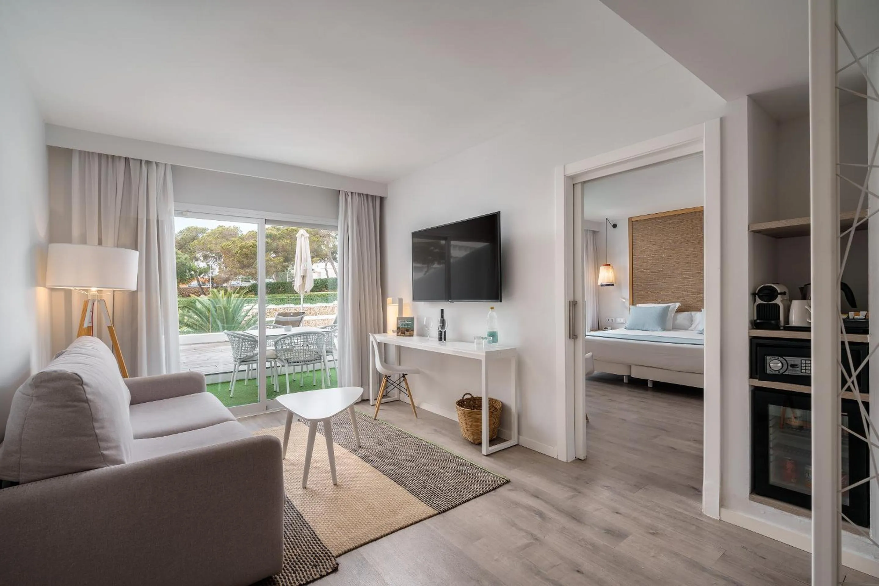 Living room, Bed in AluaSoul Mallorca Resort - Adults only