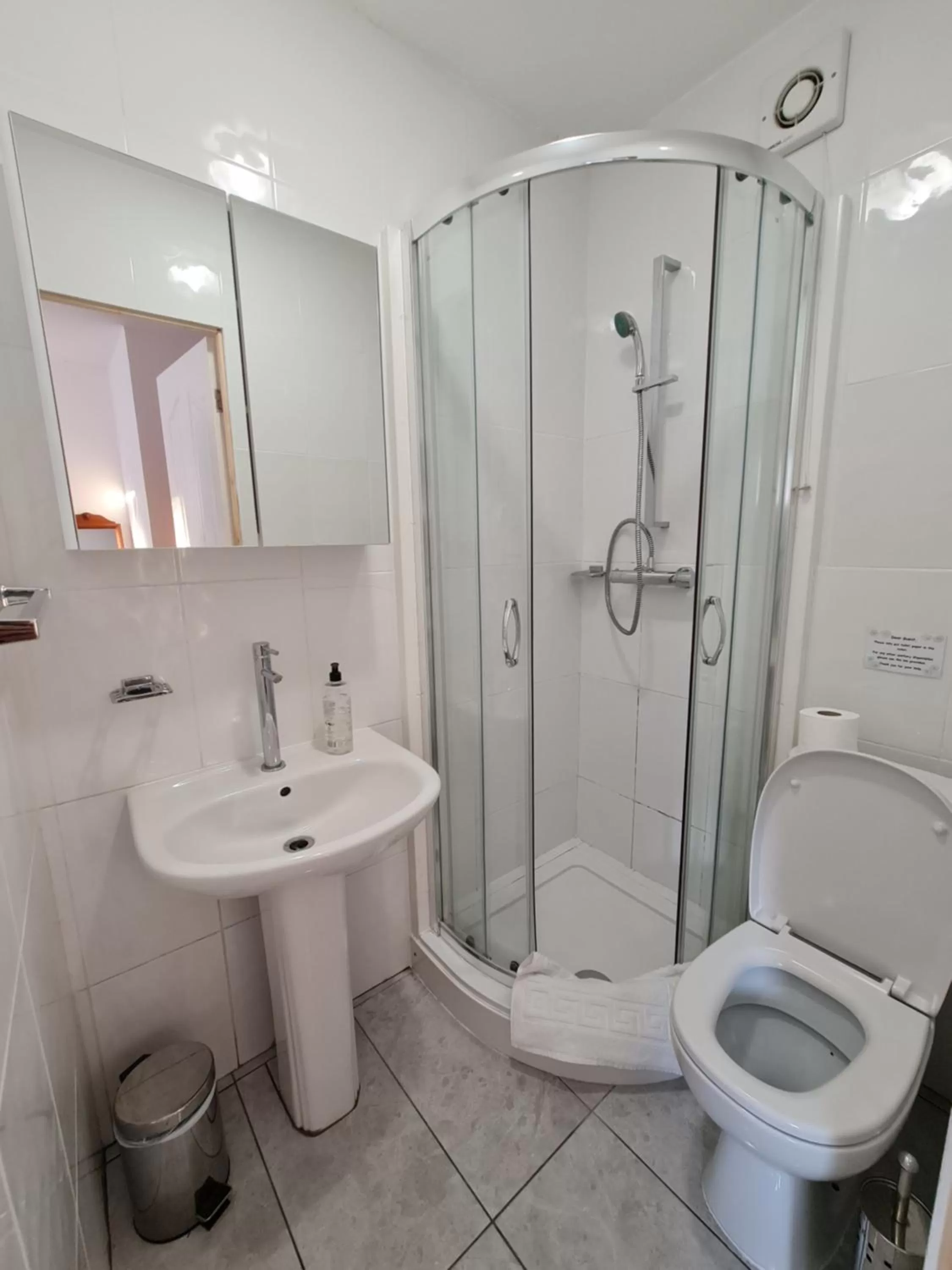 Bathroom in Pymgate Lodge Hotel Manchester Airport