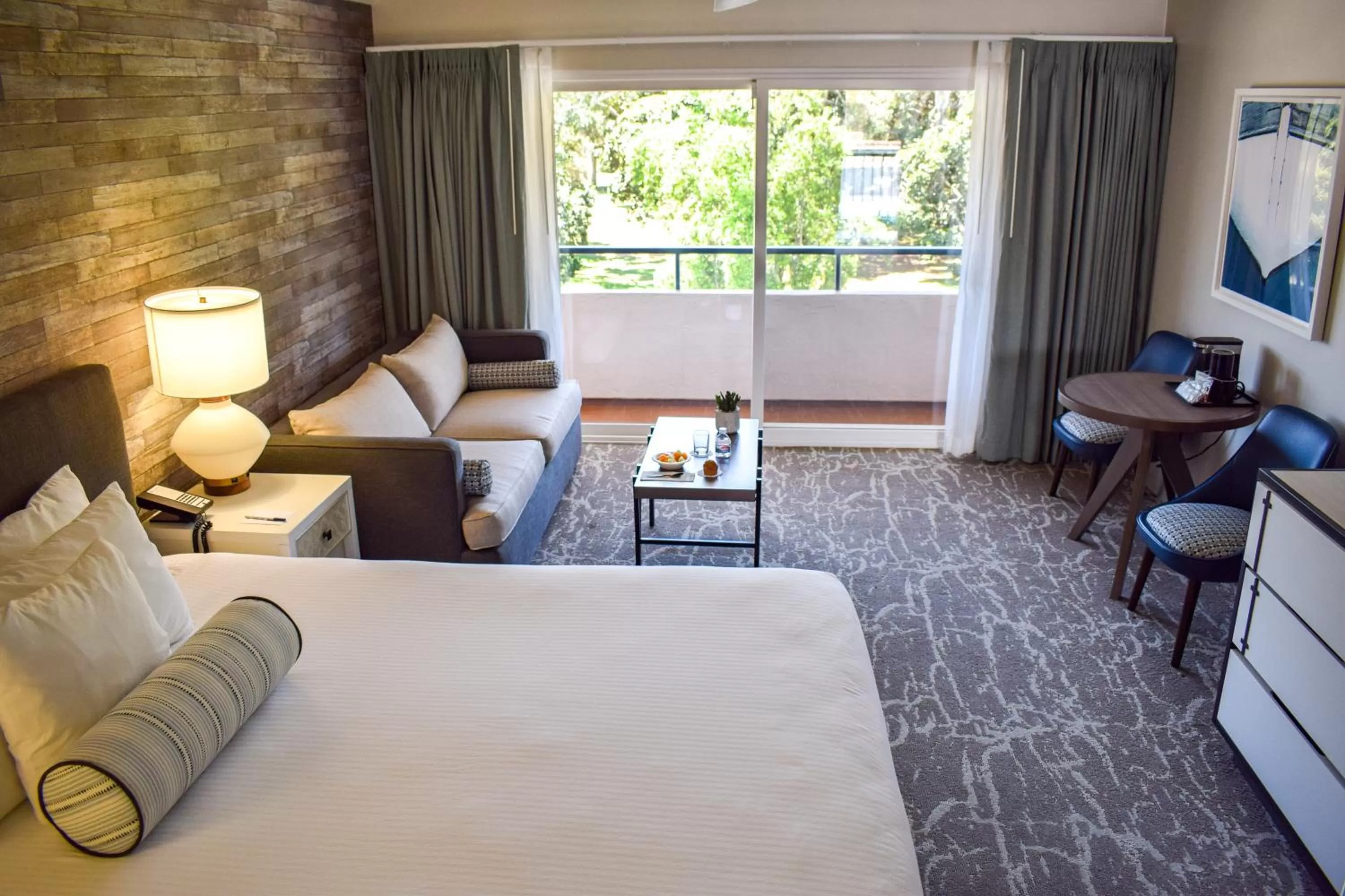 Living room, Bed in Beachside Inn
