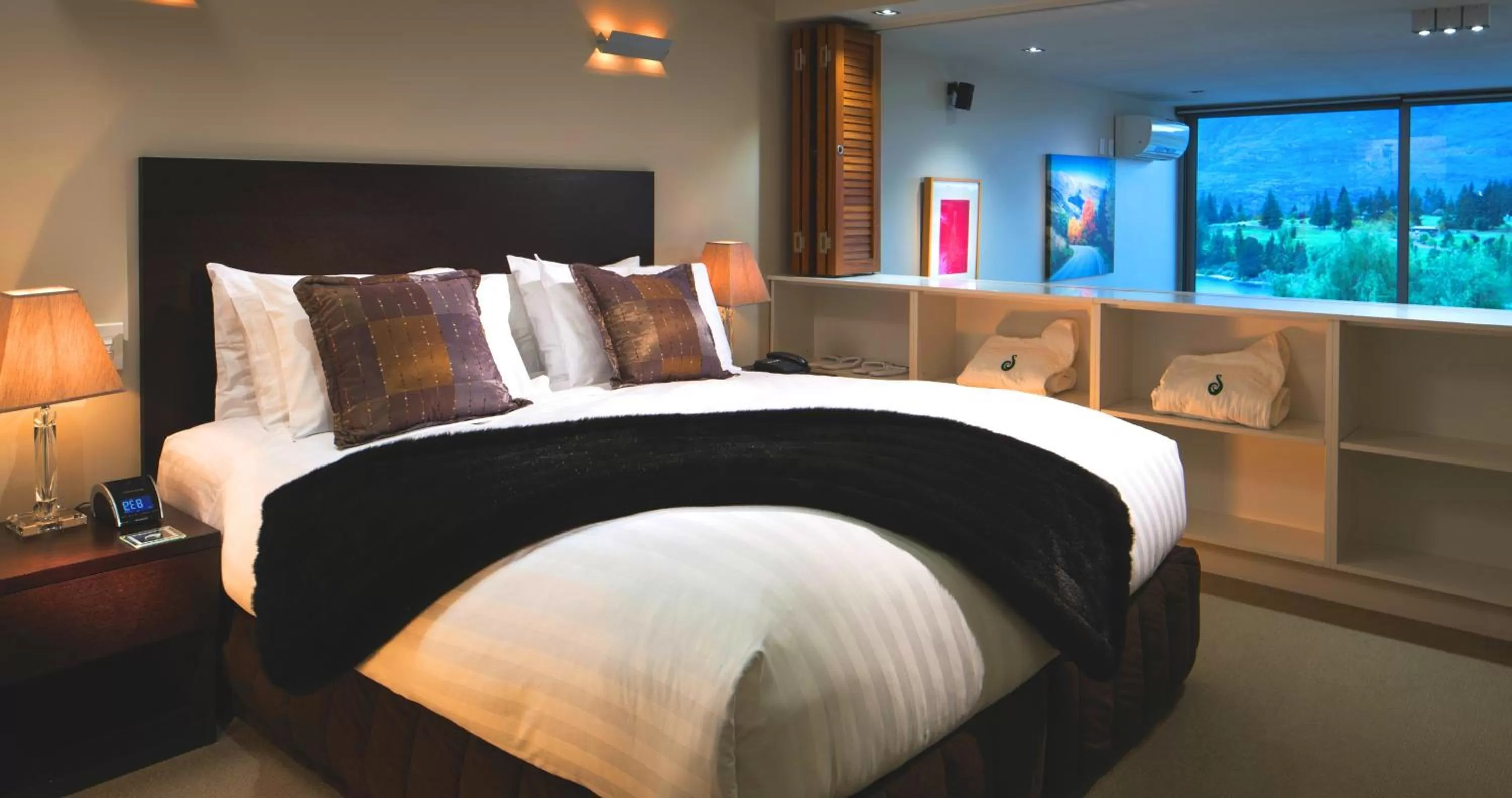 Bedroom, Bed in Swiss-Belsuites Pounamu Queenstown