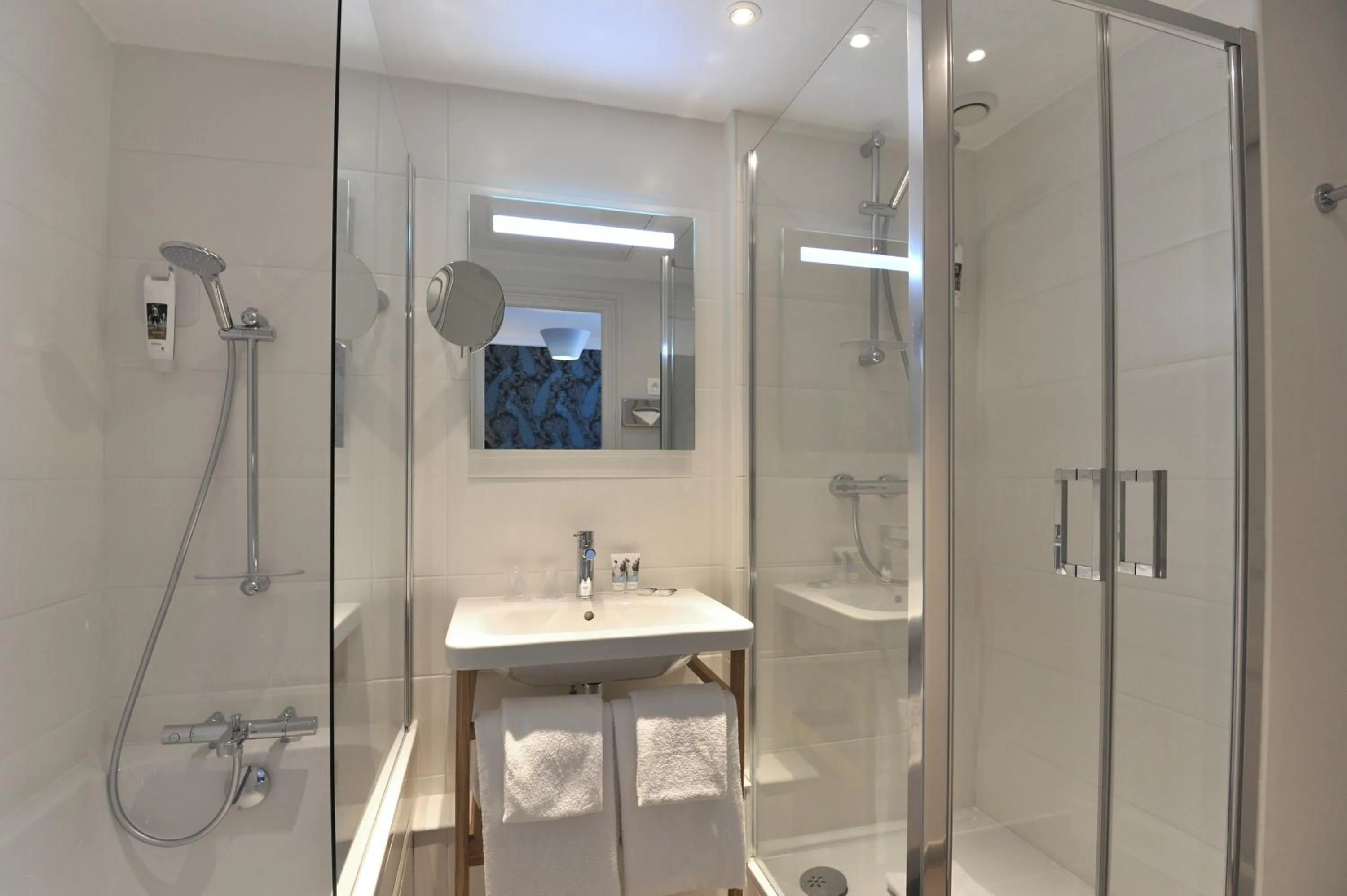 Bathroom in Mercure Paris Saint Cloud Hippodrome