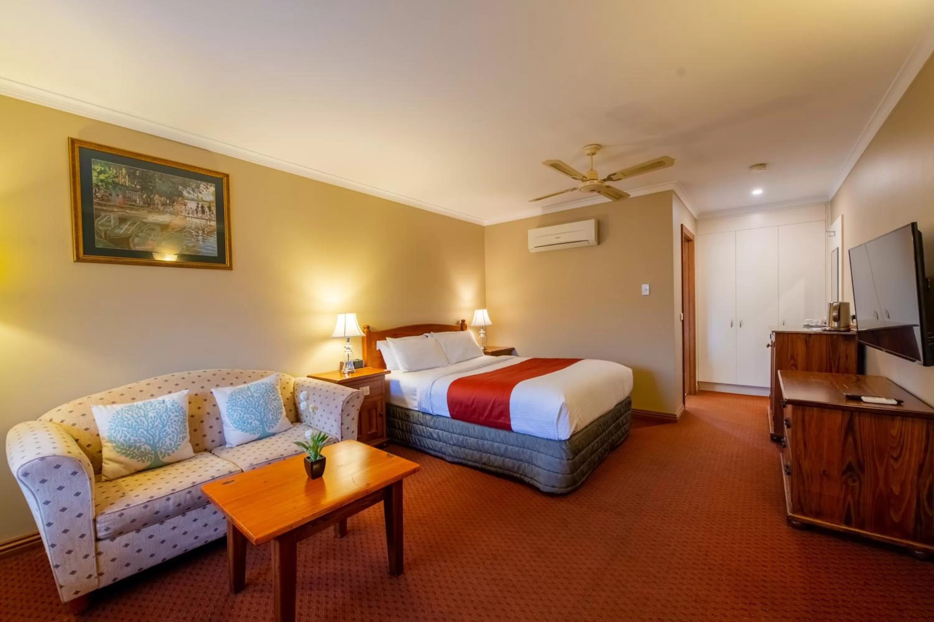 Photo of the whole room, Bed in Gateway on Monash