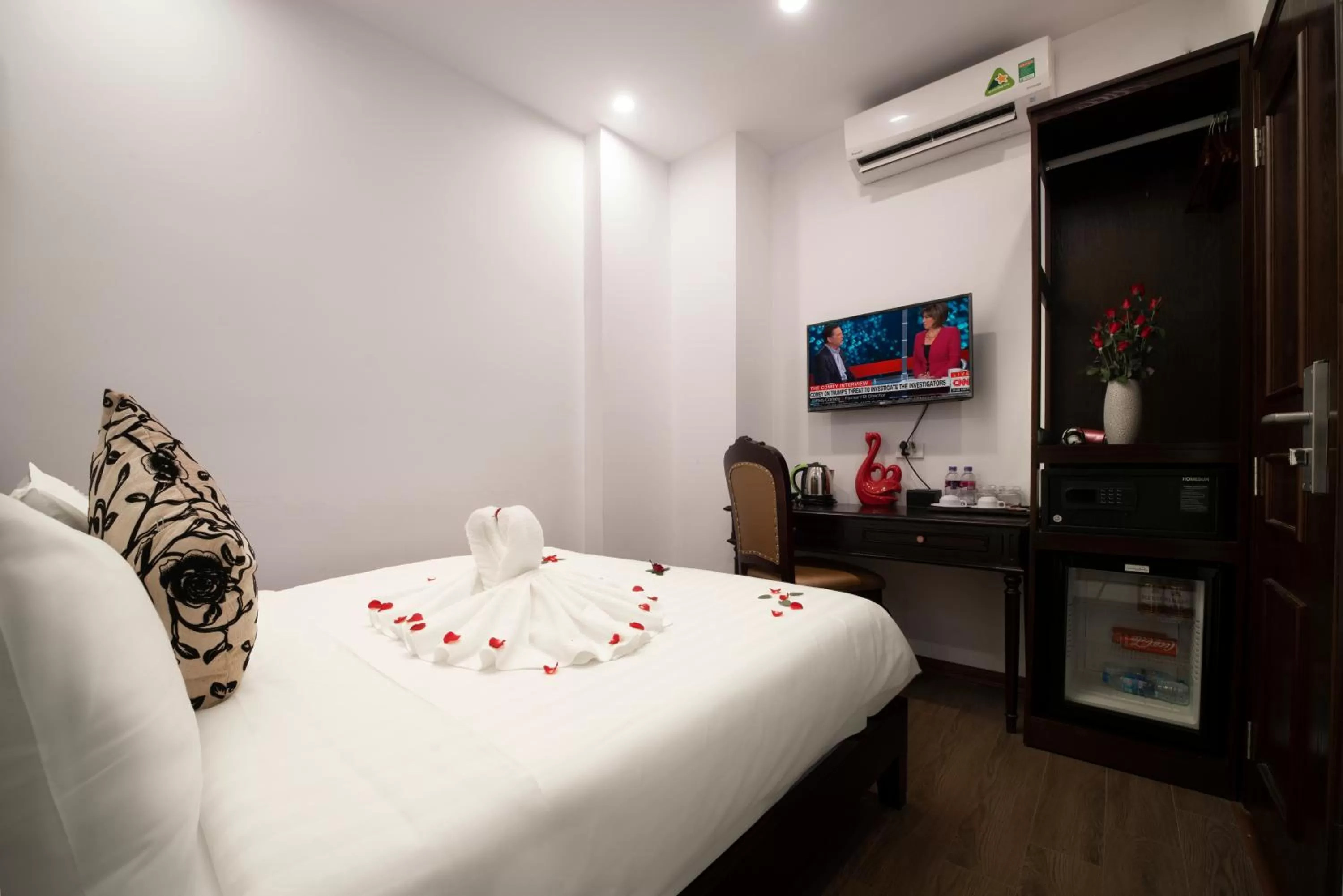 Seating area, Bed in Le Beryl Hanoi Hotel