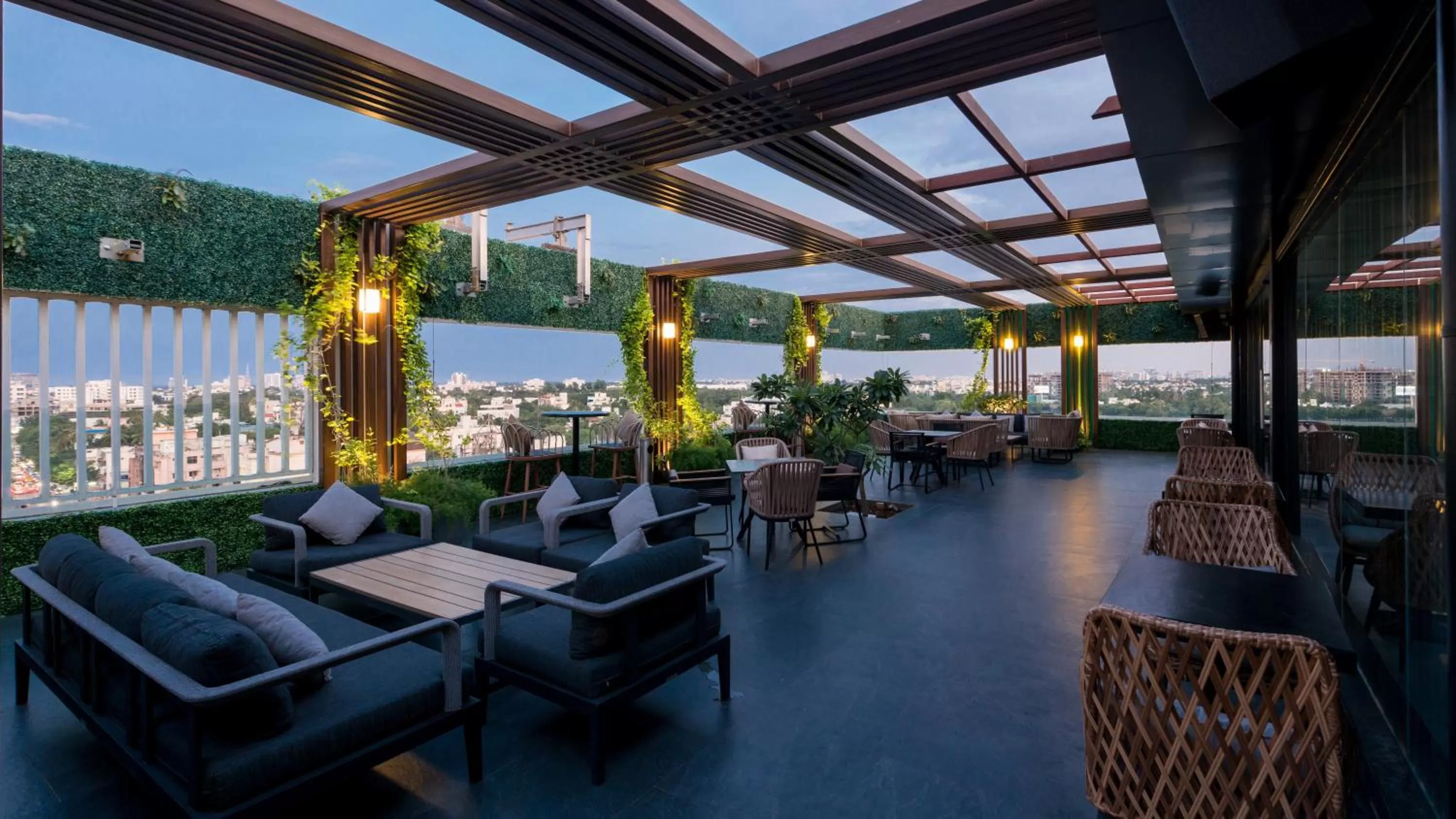 Restaurant/places to eat in Novotel Chennai Chamiers Road