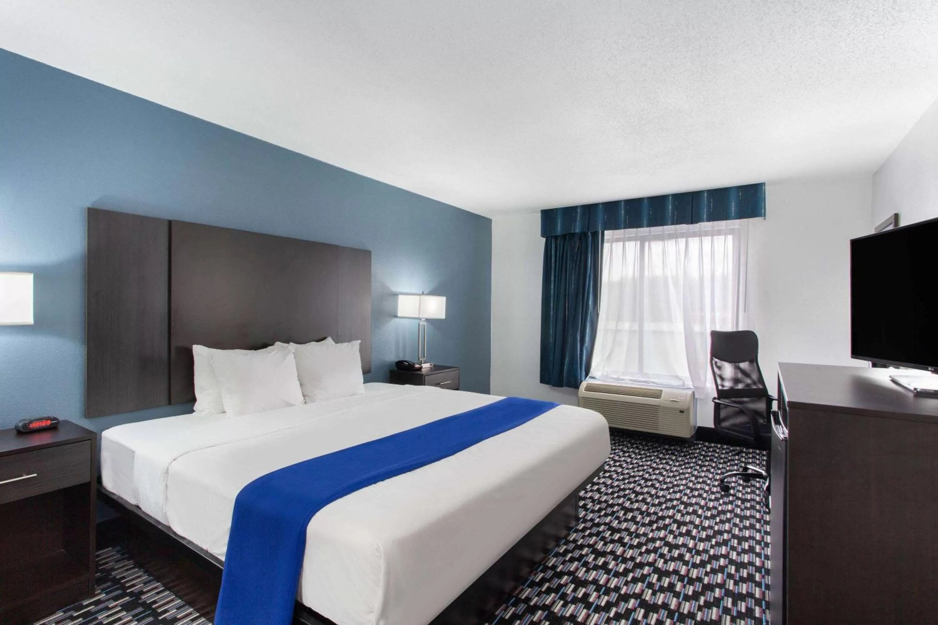 Photo of the whole room, Bed in University Inn & Suites