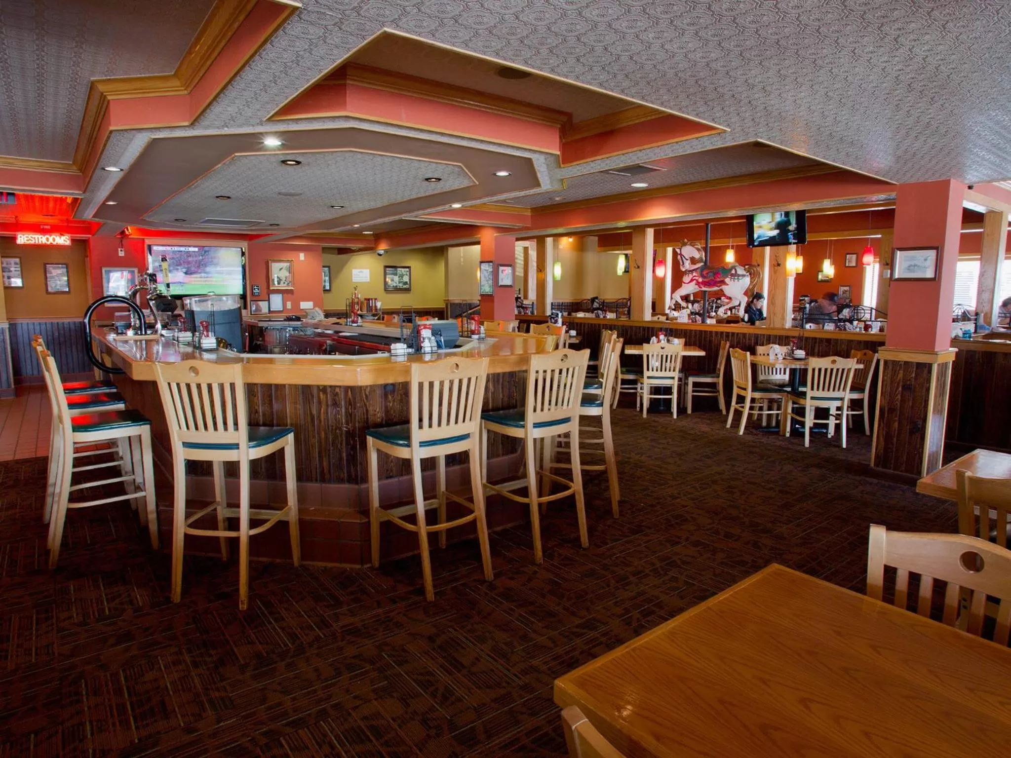 Food and drinks in The Oakes Hotel Overlooking the Falls