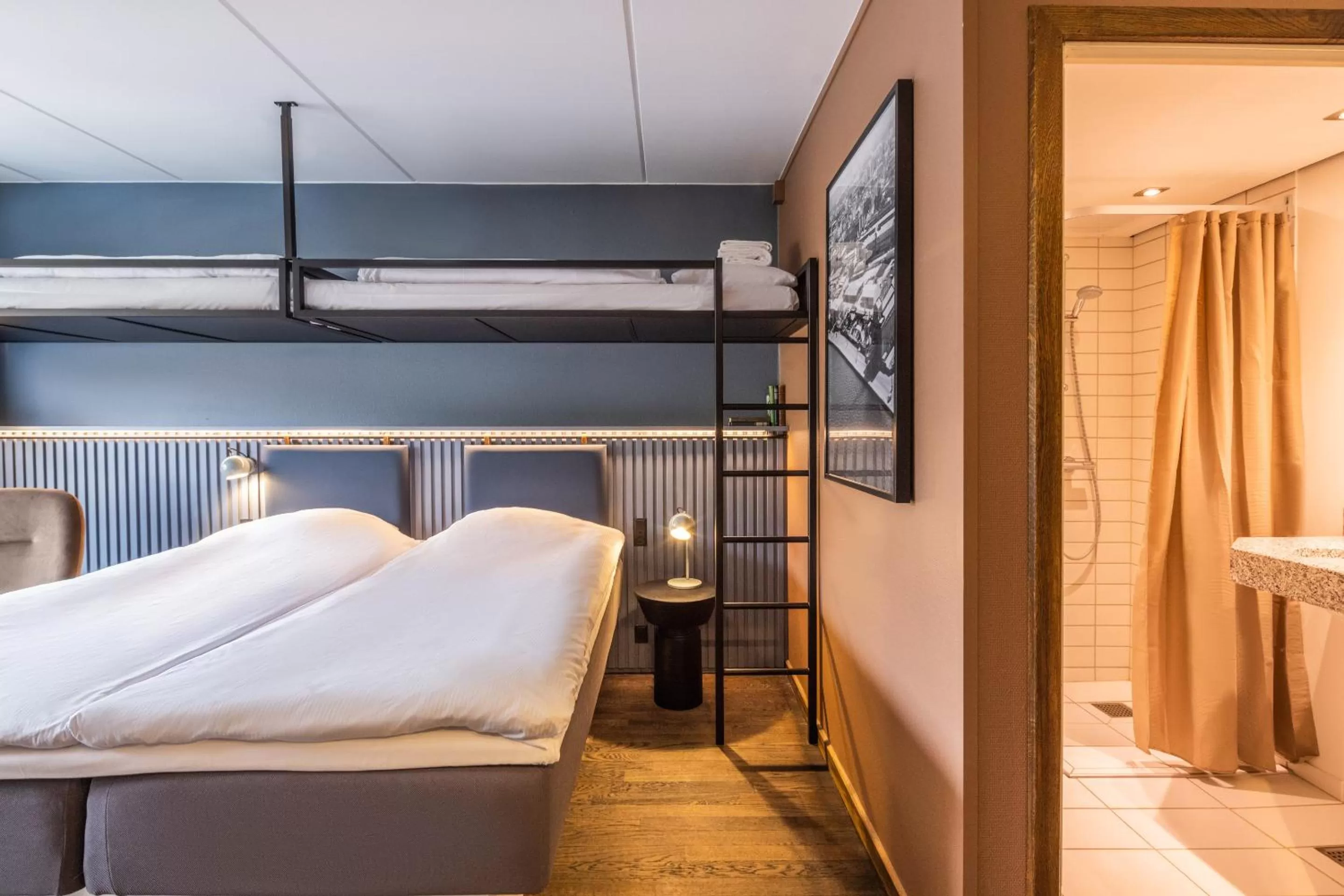 bunk bed, Bed in Pier 5 Hotel