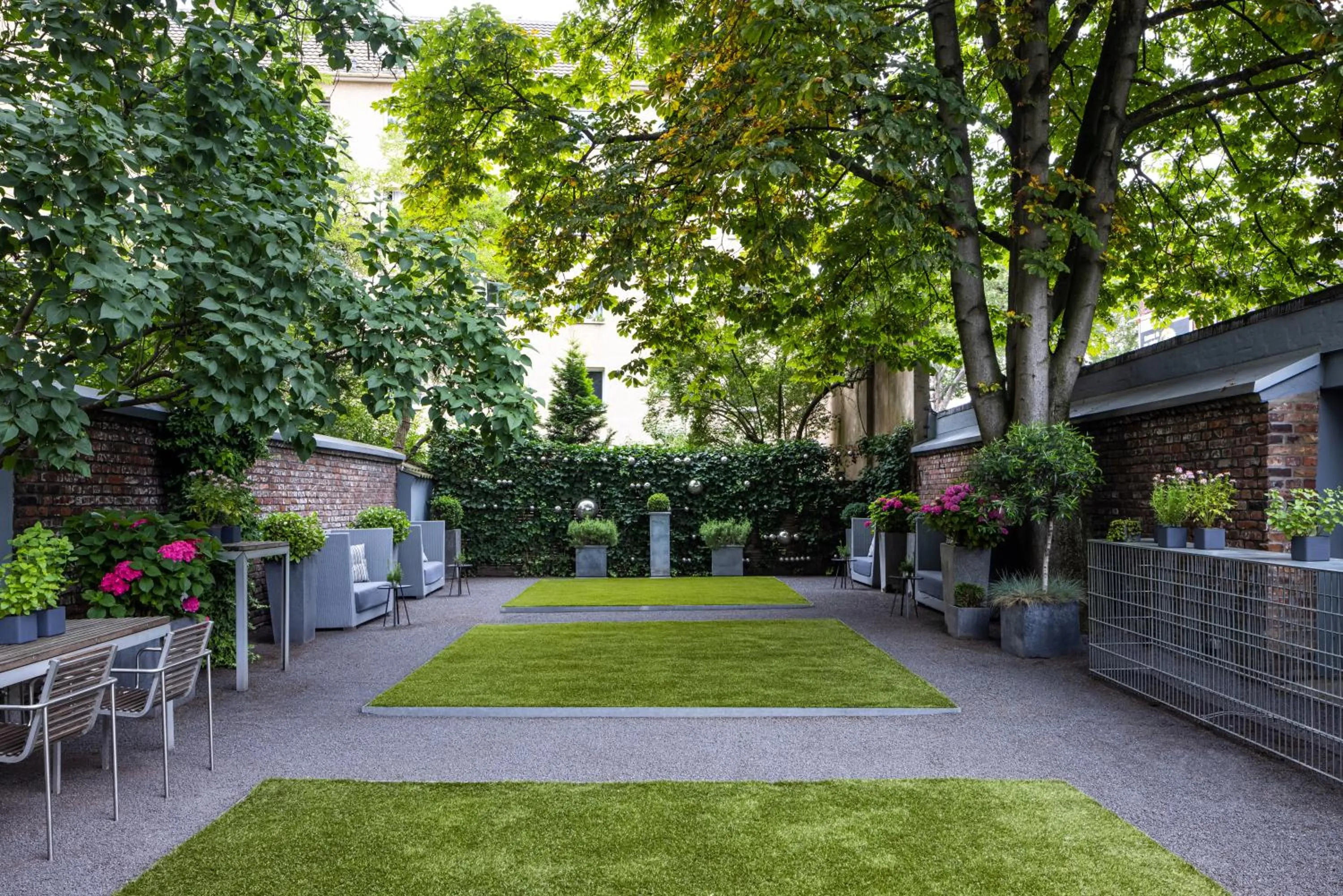 Garden view in The New Yorker Hotel Köln-Messe