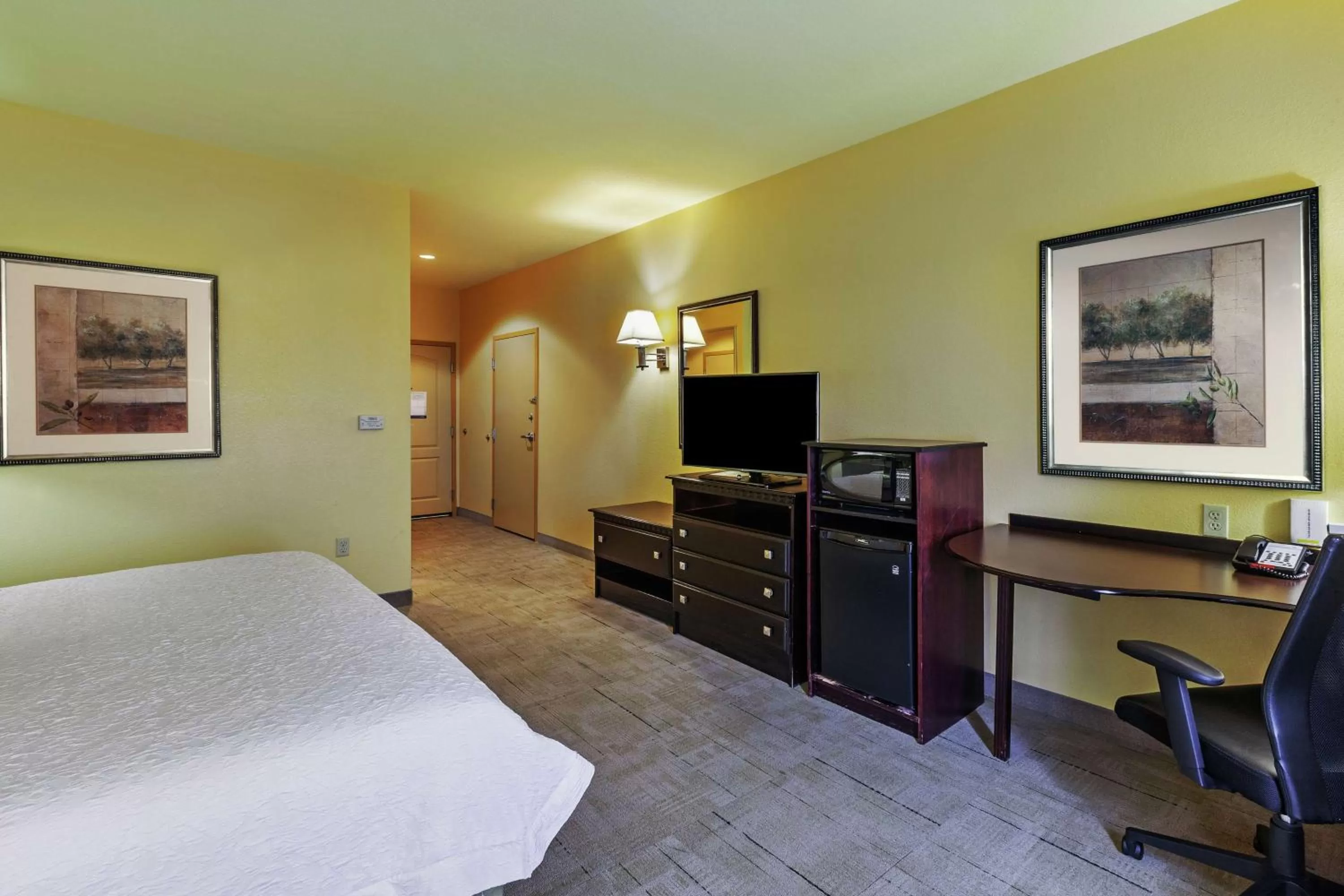 Bedroom, Bed in Hampton Inn & Suites Owasso