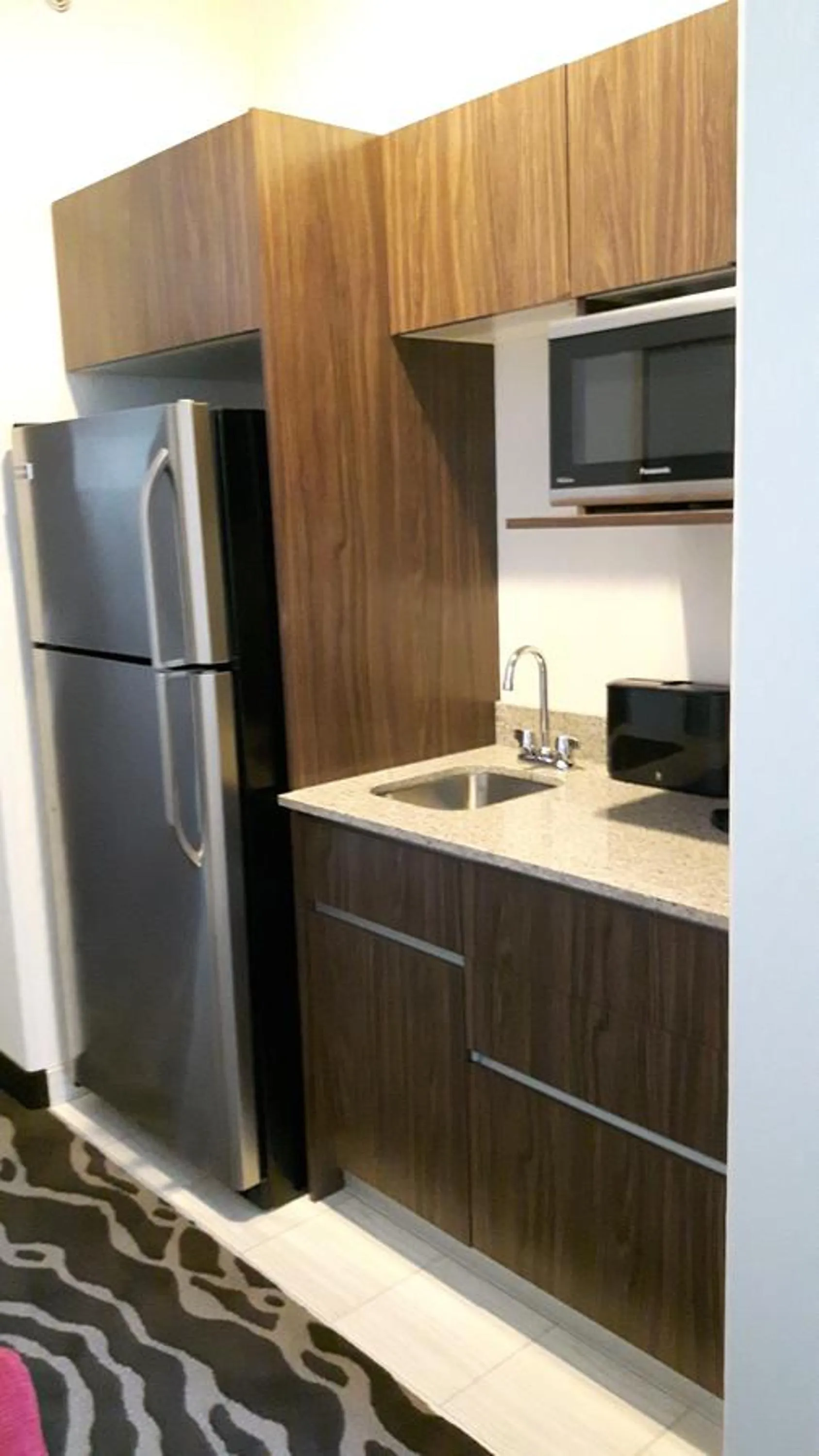 Kitchen or kitchenette in Encore Suites by Service Plus Inns