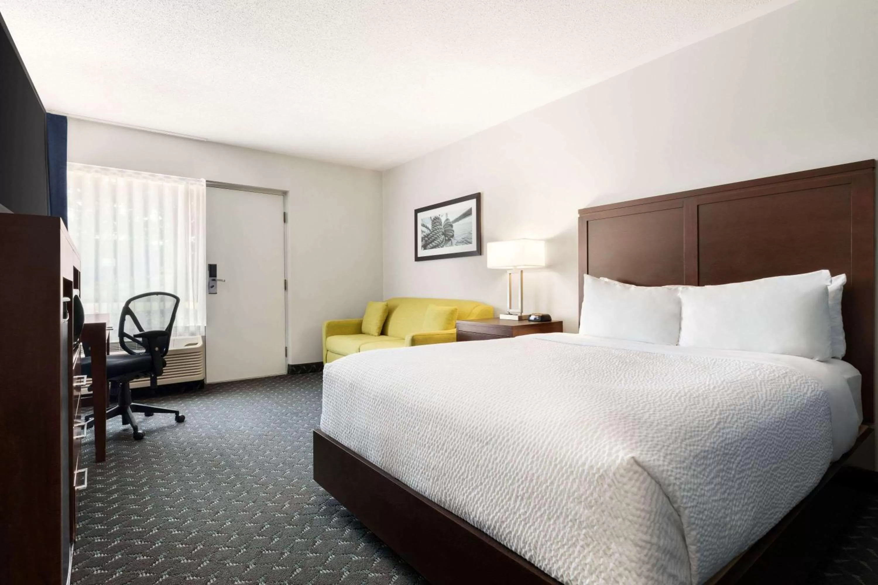 Photo of the whole room, Bed in Days Inn by Wyndham Sarnia Harbourfront