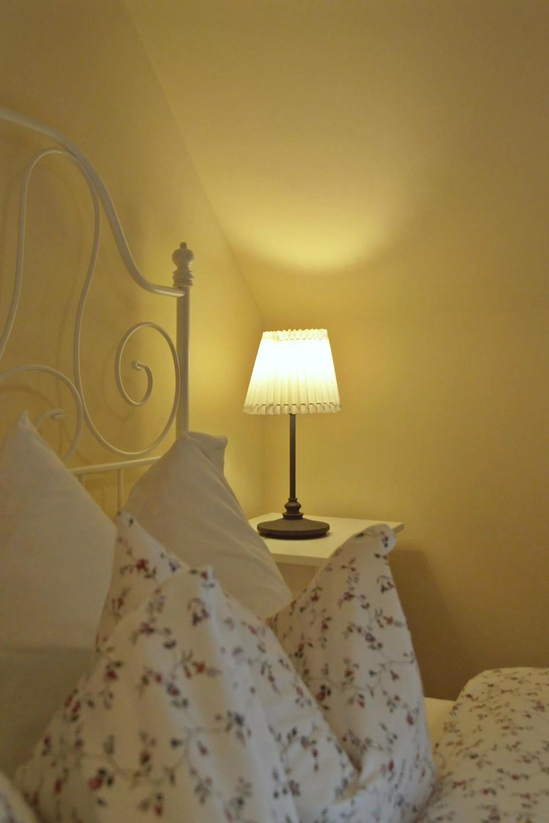 Bed in Huber Panzió