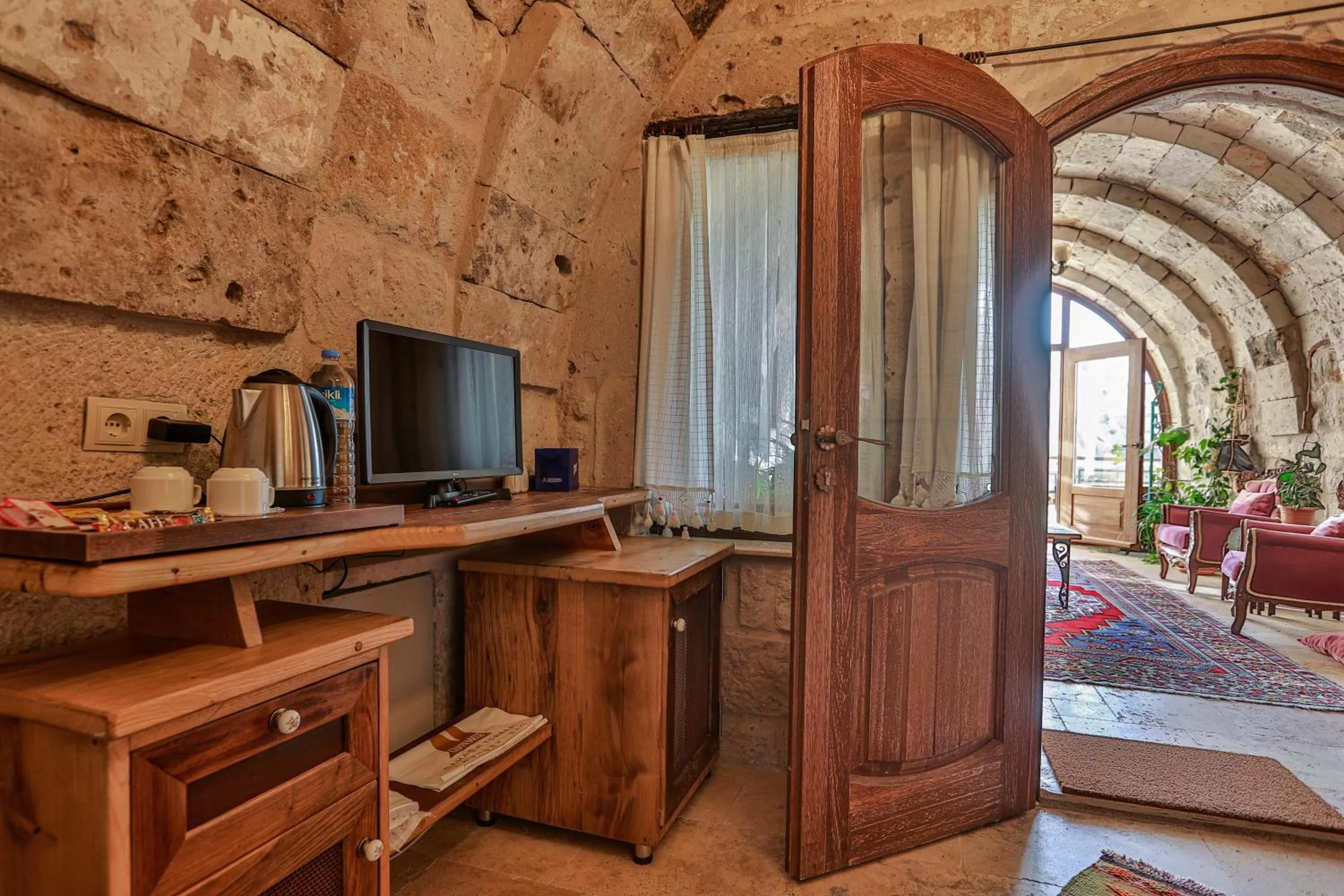 TV and multimedia in Şah Saray Cave Suites Halal Hotel