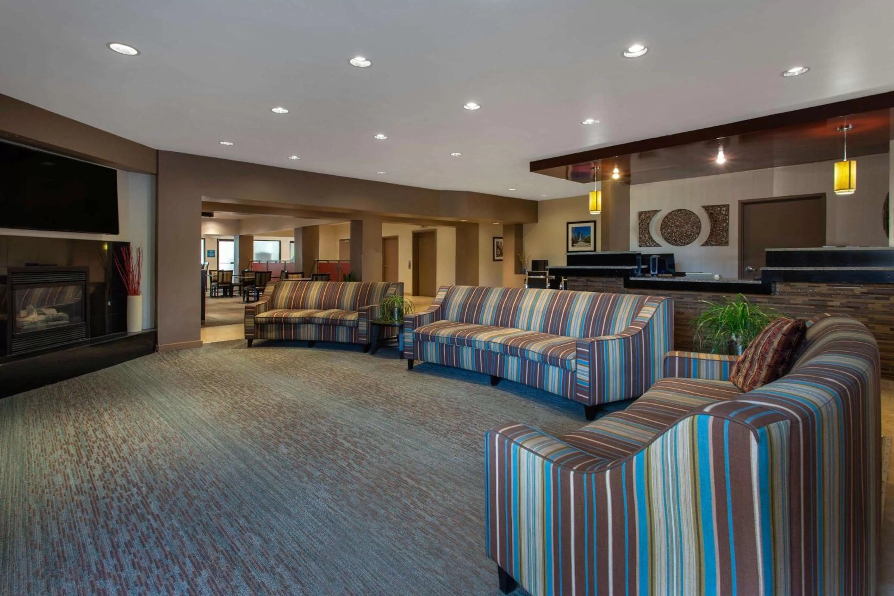 Lobby or reception in Ramada by Wyndham Glendale Heights/Lombard