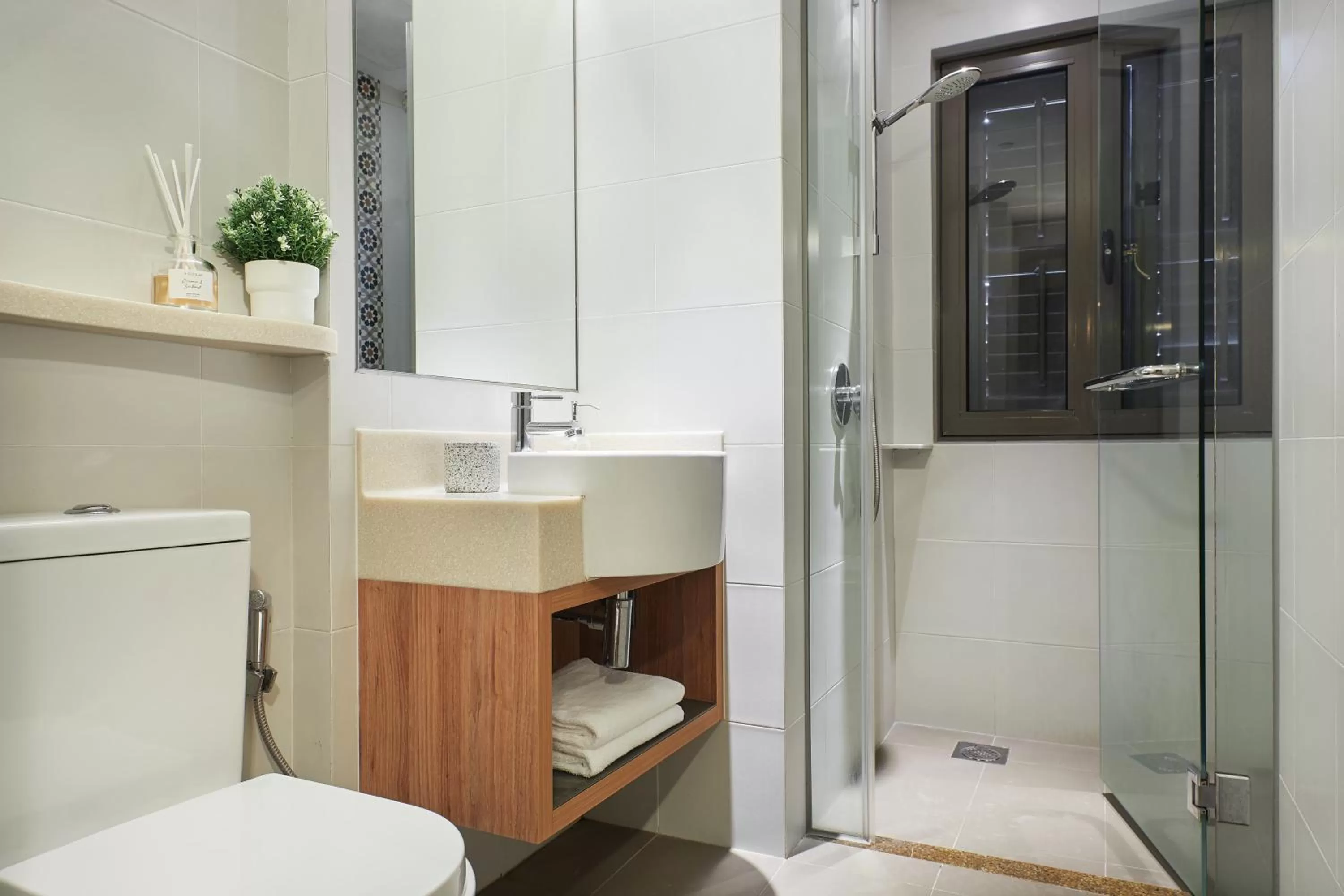 Toilet in Dash Living Rochor