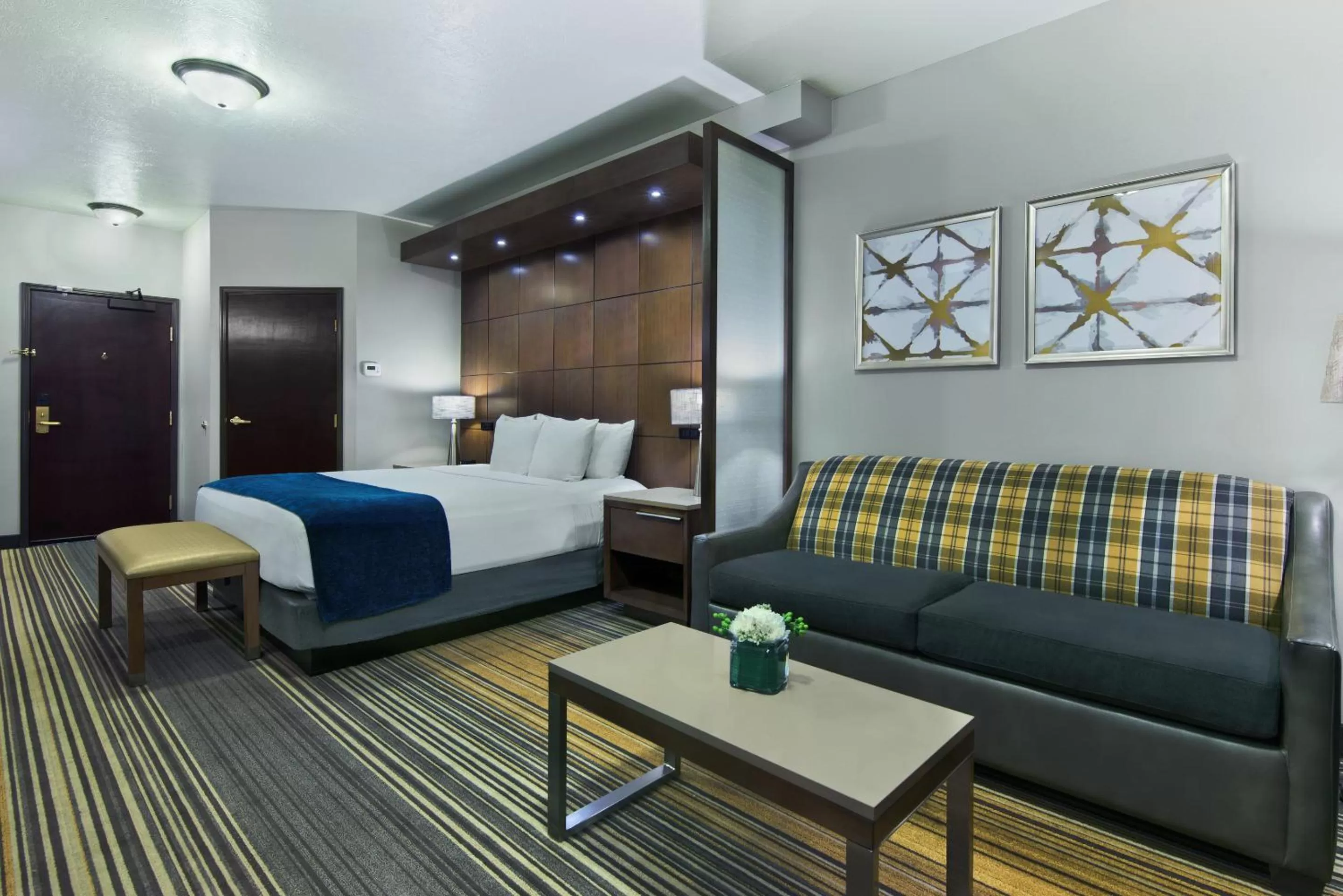 TV and multimedia, Bed in Oxford Suites Spokane Downtown