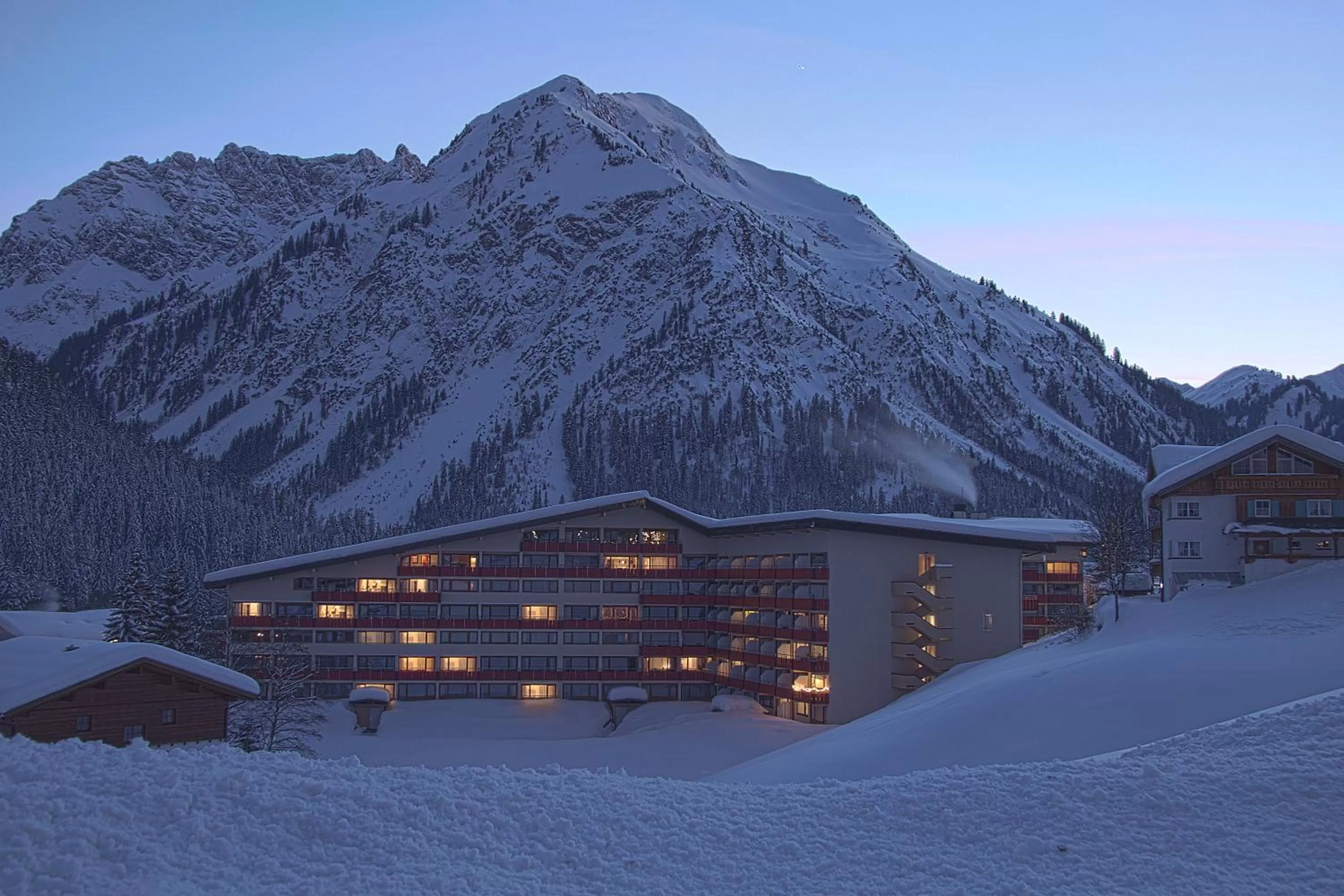 Facade/entrance, Winter in Aparthotel Kleinwalsertal